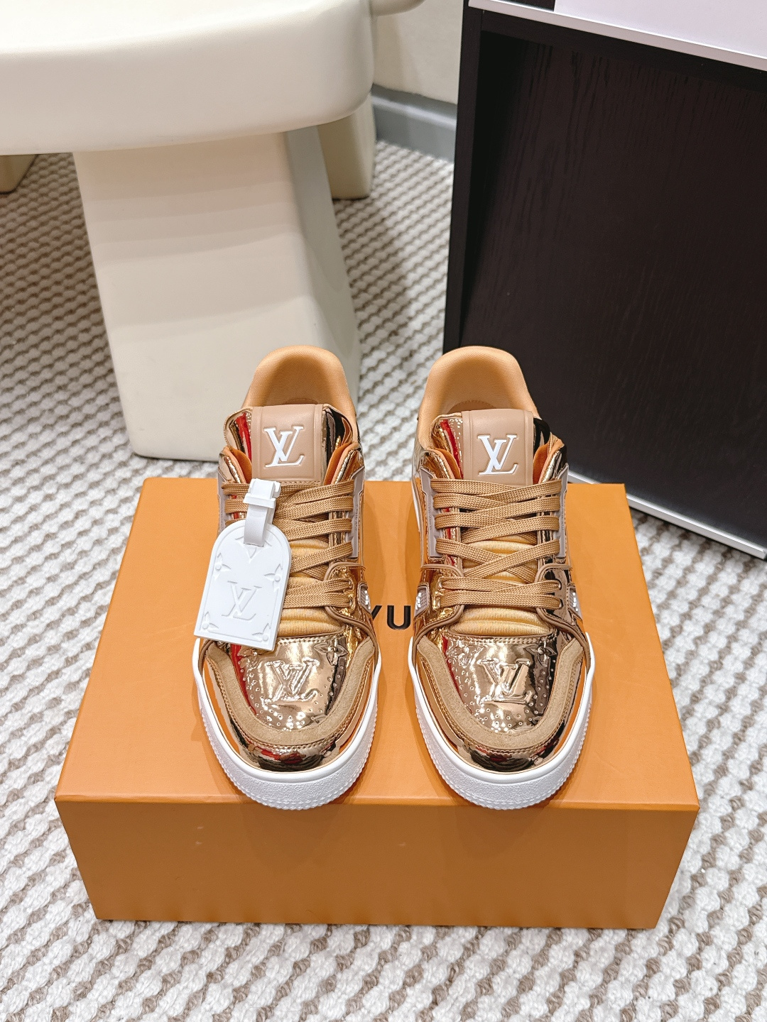 NO:710821,Purchasing-grade Louis Vuitton 26ss is a hot item from Lvjia!  Trainer sneakers are a must buy for everyone, you will never regret it!  Super versatile and high-end!  It goes well with any kind of clothes. The most important thing is that it is very attractive. The manufacturing process of the top OEM is very strict!  The materials are all top-grade cowhide customized from overseas, and the texture of the leather is the same as the original. It is super high-end, especially the texture that comes out when the shoe is bent, it has a completely ZP feel!  The outsole is also customized by our private model, with exclusive control. The entire font and concave and convex feel are difficult to distinguish between true and false. Size #Female 35-41 #Male 38-47 (Female 40 41 Male 45 46 47 is customized and non-returnable), casual shoes/sports shoes, louis vuitton, louis vuitton, louis vuitton, sneakers, cowhide19860909代购级 Louis Vuitton 26ss 驴家的爆款！trainer板鞋,每个人都必须入的款,绝不后悔！ 超级百搭高级！什么衣服都好搭.最主要是超耐看的. 顶级代工厂制程超严格！材料都是海外定制的顶级牛皮,皮纹质感都是原版的感觉 超高级,特别是鞋子折弯的时候出来的纹路,完完全全就是zp的感觉！ 大底也是我们私模定制的,独家把控,整个字体和凹凸感,真假难辨. Size#女35-41 #男38-47（女40 41 男45 46 47定做不退换）,休闲鞋/运动鞋,louis vuitton,louis vuitton,louis vuitton,sneakers,cowhide,Women's Shoes