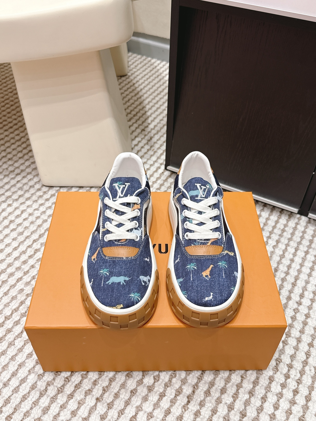 NO:710826,Purchasing agent grade LV Louis Vuitton Donkey brand men's size latest catwalk model Tilted series thick sole casual sports shoes original purchase development and production 26 spring and summer men's catwalk model Tilted sports shoes shine with classic checkerboard texture sole tongue LV diagonal irregular logo fabric: original imported first-layer cowhide, lining sheepskin sole original molded lightweight foam outsole sole thickness 4CM Size  35-46 (40 for women, 38.45.46 for men, no return or exchange), casual shoes/sports shoes, louis vuitton, louis vuitton, louis vuitton, sneakers, cowhide, sheepskin19860909代购级 LV路易威登 驴牌 男码最新走秀款Tilted系列 厚底 休闲 运动鞋 原版购入开发 做货 26春夏男士走秀款Tilted 运动鞋 大放异彩 采用经典棋盘格纹理鞋底 鞋舌LV 斜倒不规则logo 面料:原版进口头层牛皮 内里羊皮 鞋底原版开模轻质发泡大底 底厚4CM Size 35-46（女40 男38.45.46订做不退换）,休闲鞋/运动鞋,louis vuitton,louis vuitton,louis vuitton,sneakers,cowhide,sheepskin,Women's Shoes