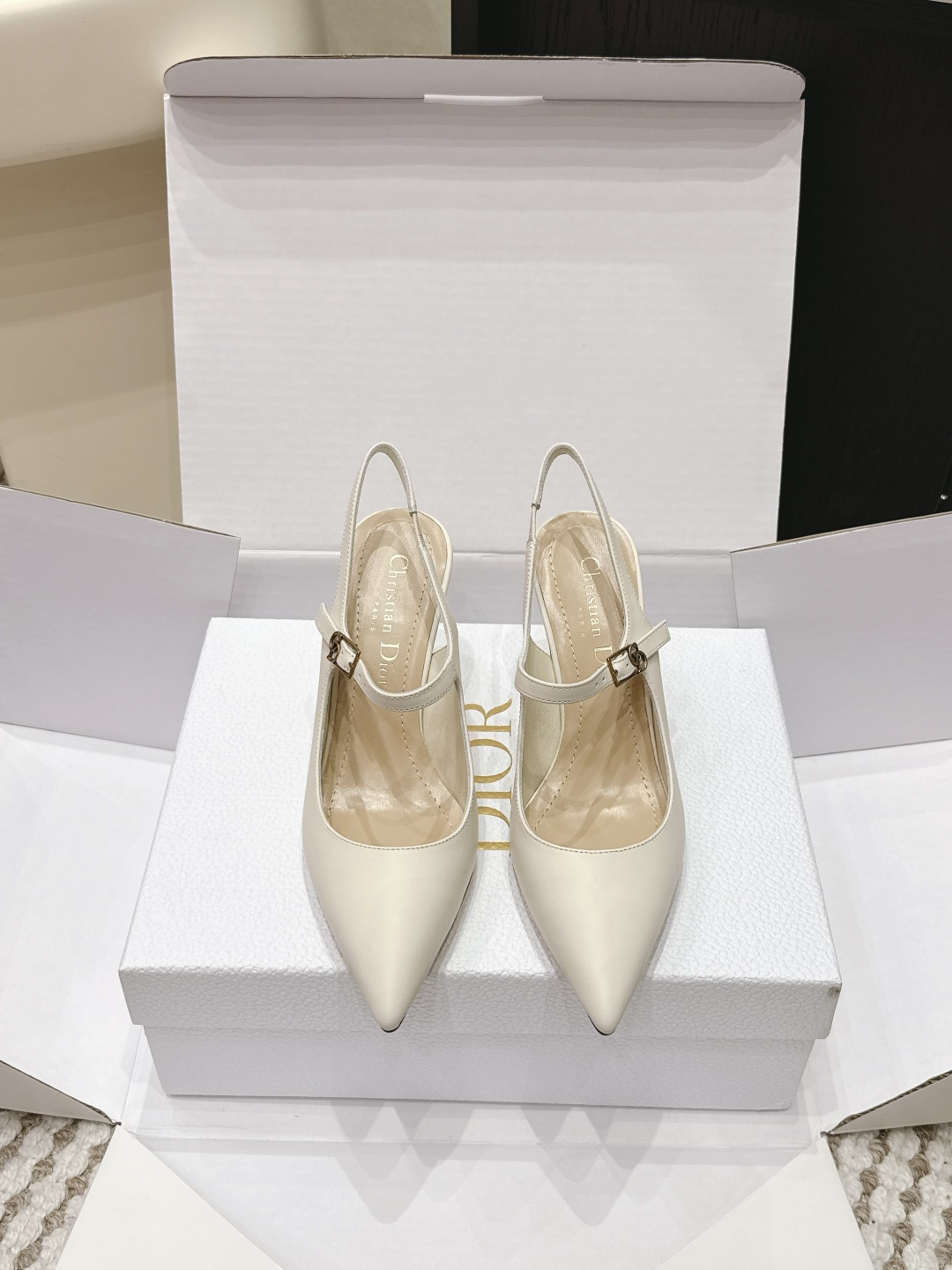 NO:710809,Purchasing-grade Dio*26ss early spring new pointed-toe stiletto heels with back space combine the elegant silhouette of classic pointed-toe high-heeled shoes with back space design and Mary Jane straps. It not only retains the exquisiteness of pointed shoes, but also enhances the fit and flexibility of wearing through the back space and straps. It is versatile and can highlight the beauty of the lines of the shoe shape, in line with the elegant aesthetics of the brand. The straps use a delicate metal buckle, and the inside of the shoe is marked 'Christian'  Dior' brand logo, no unnecessary decoration, highlighting the brand's exquisite craftsmanship through detailed craftsmanship. Imported patent leather upper, sheepskin lining, Italian genuine leather outsole, heel height 9cm, Size 35-42 (40 41 42 customized, non-returnable), high heels and sandals, dior, sandals, mary jane, high heels, sheepskin, Leather soles19860909代购级 Dio*26ss早春新款尖头后空细跟高跟鞋 将经典尖头高跟鞋的优雅轮廓与后空设计、玛丽珍绑带结合,既保留尖头鞋的精致感,又通过后空和绑带增强穿着的贴合度与灵动性. 百搭且能凸显鞋型的线条美感,契合品牌的优雅美学.绑带处采用细巧的金属搭扣,鞋内标注“Christian Dior”品牌标识,无多余装饰,通过细节工艺凸显品牌的精致工艺. 鞋面进口漆皮 内里羊皮 大底意大利真皮大底 跟高9cm Size35-42（40 41 42订做不退换）,高跟鞋凉鞋,dior,sandals,mary jane,high heels,sheepskin,Leather soles,Women's Shoes