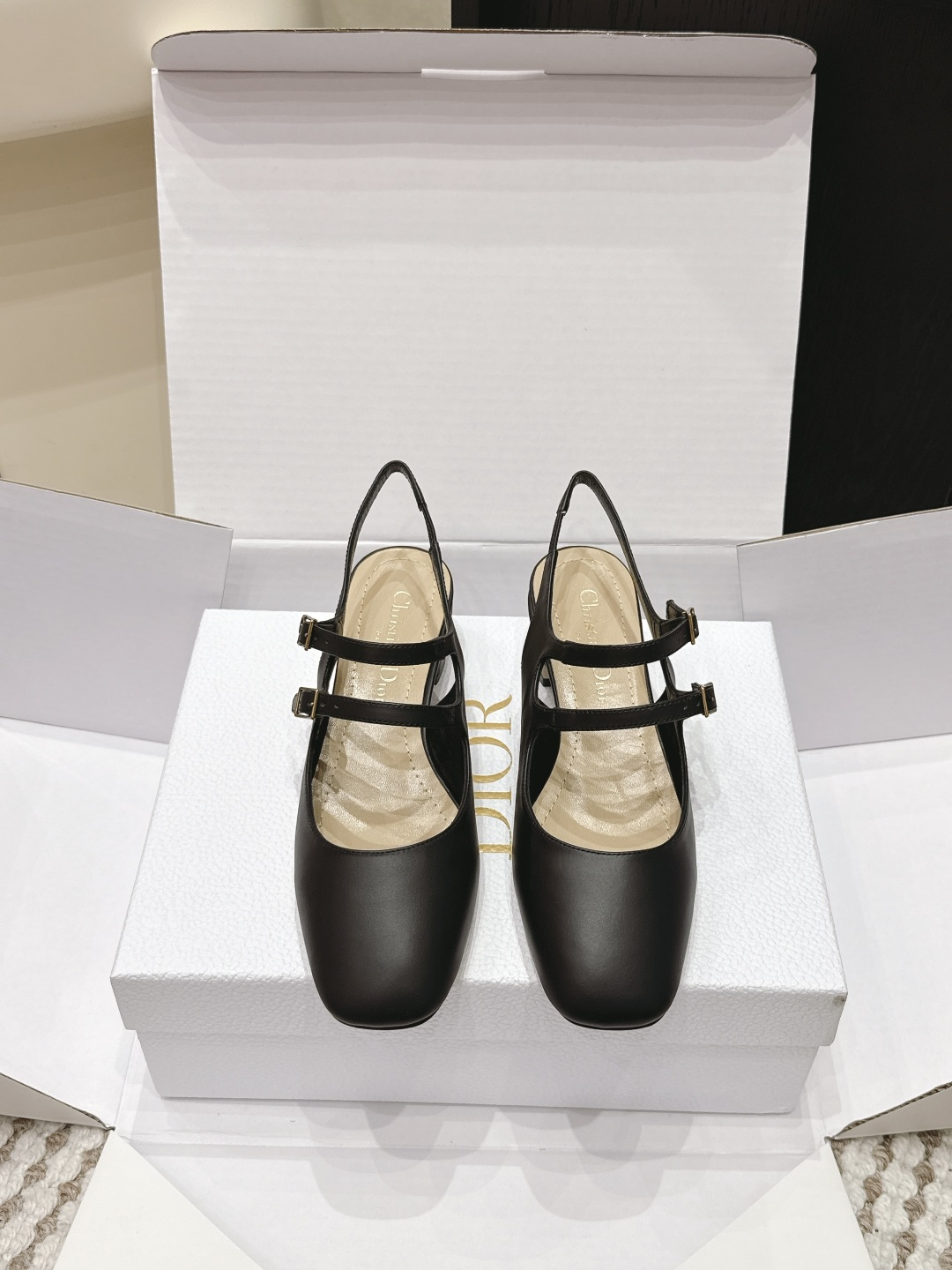 NO:710813,Purchasing-grade Dio* 26ss early spring new square-toe low-heeled Mary Jane shoes combine the classic silhouette of retro square-toe Mary Jane shoes with the back design. The square toe weakens the sweet element, and the back space adds flexibility, creating a balance between French retro and modern simplicity. The upper is made of fine matte leather, with a soft texture and high-grade matte texture. There is no unnecessary decoration, and the simple beauty of the shoe shape is highlighted through the material itself.  Double thin straps are matched with small metal buckles, and the 'Christian Dior' logo is engraved on the inside of the shoe. The thin strap at the back of the heel fits the ankle, taking into account both beauty and stability. It continues the French elegance of Dior, and the low-heeled design takes into account comfort. It is a modern interpretation of retro Mary Jane shoes, suitable for daily commuting and light formal occasions. Imported calfskin upper, sheepskin lining, leather outsole Size 35-42 (40 41)  42 Customized (non-refundable), high heels and sandals, dior, sandals, mary jane, high heels, cowhide, sheepskin, Leather soles19860909代购级 Dio* 26ss早春新款方头后空低跟玛丽珍鞋 将复古方头玛丽珍鞋的经典轮廓与后空设计结合,方头弱化甜美元素,后空增添灵动性,打造法式复古与现代简约的平衡.鞋面采用细腻的哑光皮革,质感柔软且有高级哑光肌理,无多余装饰,通过材质本身凸显鞋型的简约美感. 双条细绑带搭配小巧金属搭扣,鞋内印刻“Christian Dior”标识,后空鞋跟处的细带贴合脚踝,兼顾美观与穿着稳定性.延续Dior的法式优雅,鞋型低跟设计兼顾舒适度,是复古玛丽珍鞋的现代演绎,适配日常通勤与轻正式场合. 鞋面进口小牛皮 内里羊皮 大底真皮大底 Size35-42（40 41 42定制不退换）,高跟鞋凉鞋,dior,sandals,mary jane,high heels,cowhide,sheepskin,Leather soles,Women's Shoes