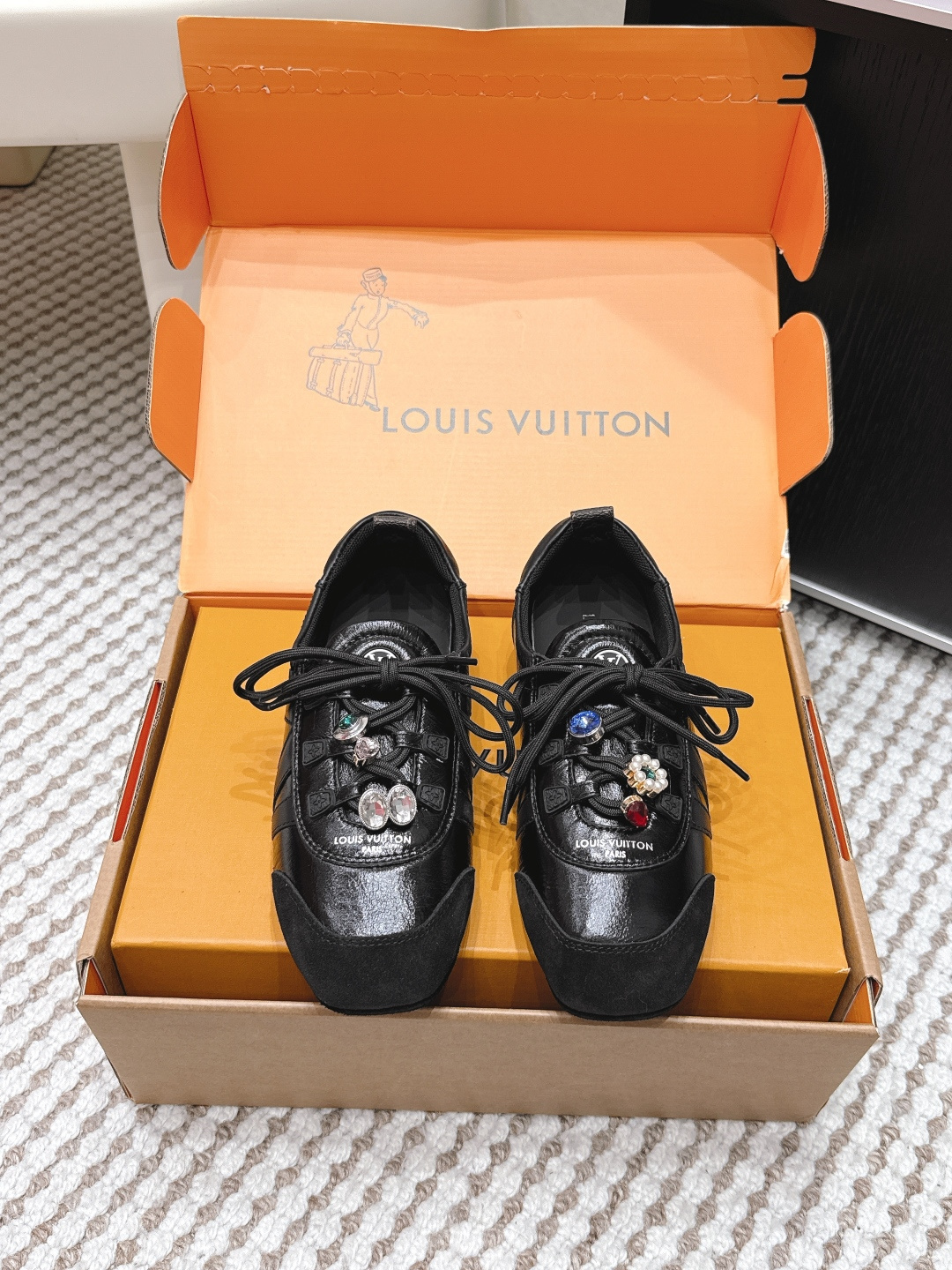 NO:749782,Purchasing-grade Louis Vuitton Sneakerina series ballet shoes, moral training shoes, flat casual shoes, LV Sneakerina ballet sneakers are made of soft suede calfskin in a Sacchetto shape, showing the wonderful fusion of sneakers and ballet shoes. The fluffy label on the laces reflects the humor of the brand mascot Vivienne. The lightweight injection-molded TPU outsole incorporates the brand's signature details. Size  35-39 (customized at 40.41.42), casual shoes/sports shoes, louis vuitton, louis vuitton, flats, sneakers, cowhide19860909代购级 Louis Vuitton Sneakerina系列芭蕾舞鞋 德训鞋 平底鞋休闲鞋 LV Sneakerina 芭蕾运动鞋以柔软绒面牛皮革塑就 Sacchetto 构型,展现运动鞋和芭蕾舞鞋的美妙融合 鞋带处的蓬松标签映现品牌吉祥物 Vivienne 的诙谐意趣.轻盈注塑 TPU 外底融入品牌标志性细节. Size 35-39（40.41.42定做）,休闲鞋/运动鞋,louis vuitton,louis vuitton,flats,sneakers,cowhide,Women's Shoes