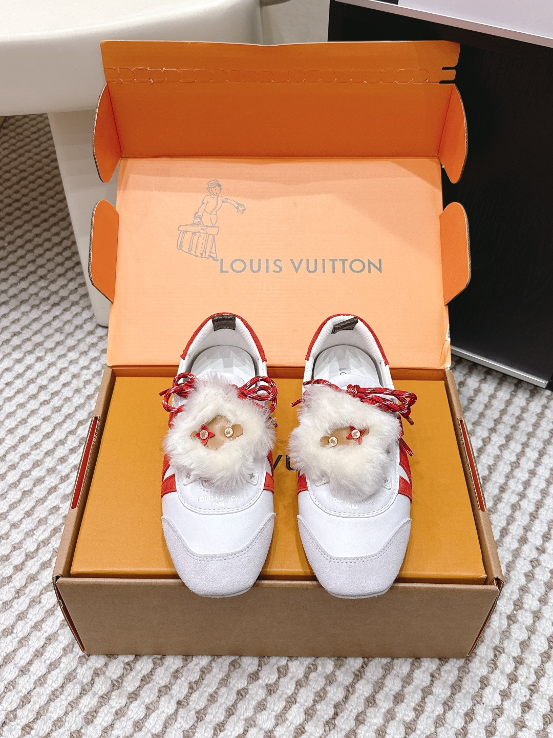 NO:710799,Purchasing-grade Louis Vuitton Sneakerina series ballet shoes, moral training shoes, flat casual shoes, LV Sneakerina ballet sneakers are made of soft suede calfskin in a Sacchetto shape, showing the wonderful fusion of sneakers and ballet shoes. The fluffy label on the laces reflects the humor of the brand mascot Vivienne. The lightweight injection-molded TPU outsole incorporates the brand's signature details. Size  35-39 (customized at 40.41.42), casual shoes/sports shoes, louis vuitton, louis vuitton, flats, sneakers, cowhide19860909代购级 Louis Vuitton Sneakerina系列芭蕾舞鞋 德训鞋 平底鞋休闲鞋 LV Sneakerina 芭蕾运动鞋以柔软绒面牛皮革塑就 Sacchetto 构型,展现运动鞋和芭蕾舞鞋的美妙融合 鞋带处的蓬松标签映现品牌吉祥物 Vivienne 的诙谐意趣.轻盈注塑 TPU 外底融入品牌标志性细节. Size 35-39（40.41.42定做）,休闲鞋/运动鞋,louis vuitton,louis vuitton,flats,sneakers,cowhide,Women's Shoes