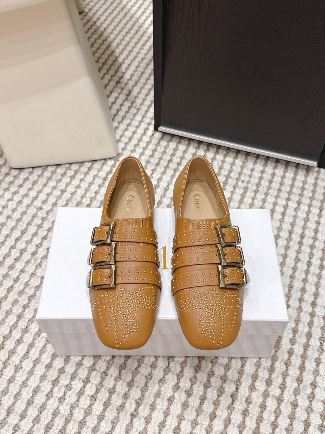 NO:710794,Purchasing-grade Chloe 26ss simple and elegant style flat loafers and casual shoes. The material is made of fine matte leather, which is soft to the touch. There are no complex materials such as patent leather or suede to highlight the texture of the leather itself. The stitching is neat and the edges are delicately processed. The colors are only classic black and off-white, which are basic colors with low saturation. They are highly adaptable and suitable for daily commuting, leisure and other scenes.  The black and white colors are displayed in pairs, with sharp contrast and visual neatness. The black model is placed on the brand shoe box, which strengthens the light luxury texture. The shoes do not have too many decorations and are 'universal matching models'. They can be matched with different styles of clothing such as suits, jeans, dresses, etc., and are suitable for various wearing scenarios such as the workplace and daily outings. Cowhide upper, sheepskin lining, genuine leather outsole Size35-40 (40 customizations are not returnable), Mary Jane, chloe, loewe, loafers, mary  jane,skirts,jeans,business suit,cowhide,sheepskin,chamois leather,Leather soles19860909代购级 Chloe 26ss简约优雅风平底乐福鞋单鞋休闲鞋 材质为细腻的哑光皮革,触感柔软,无漆皮、麂皮等复杂材质,突出皮质本身的质感,工艺上缝线工整,边缘处理细腻.色彩仅为经典的黑色与米白色,属于低饱和度的基础色系,适配性极强,适合日常通勤、休闲等多种场景. 黑白配色成对陈列,对比鲜明且视觉整洁,黑色款置于品牌鞋盒上,强化了轻奢质感.鞋款无过多装饰,属于“万能搭配款”,可搭配西装、牛仔裤、连衣裙等不同风格服饰,适配职场、日常出街等多种穿搭场景. 鞋面牛皮 内里羊皮 大底真皮大底 Size35-40（40定制不退换）,玛丽珍,chloe,loewe,loafers,mary jane,skirts,jeans,business suit,cowhide,sheepskin,chamois leather,Leather soles,Women's Shoes