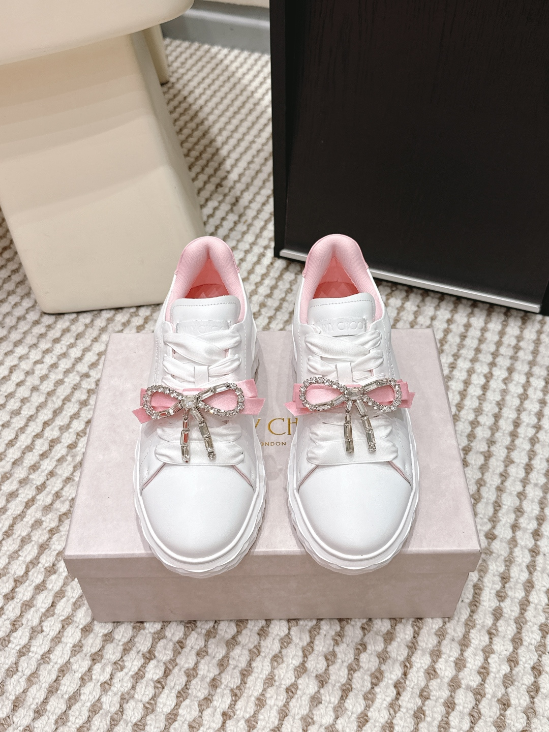 NO:710784,Purchasing-grade Zhou Yangjie's new color matching thick-soled casual sneakers are made of soft Nappa leather and comfortable Lycra fabric. The soles are shaped with the brand's iconic Diamond imitation diamond multi-facet shape, and are dotted with sparkling crystals. The future style design, the three-dimensional silhouette proportions are exaggerated, creating a comfortable wrapping feeling and a high visual sense.  Different materials are cleverly mixed and matched, making the shoe body more lightweight and flexible, with eye-catching personality. The thick-soled sports shoe style combines novel creativity, fashion sense and comfort, adding a unique charm to the outfit!  Made of cowhide material, sheepskin lining, original molded TPU non-slip outsole, sole thickness 4.5cm, Size 35-40 (40 custom made, non-refundable), casual shoes/sports shoes, sneakers, cowhide, sheepskin19860909代购级  周仰杰新配色厚底休闲运动鞋小白鞋 奢柔纳帕革拼舒适质感莱卡面料制作,鞋底采用品牌标志性Diamond仿钻石多切面塑形,点睛散布熠熠水晶.未来风格设计,立体廓形比例夸张,营造舒适包裹感与显高视觉感. 不同材质巧妙混搭,鞋身更显轻便灵巧,个性吸睛.厚底运动鞋款型,糅合新颖创意、时尚感与舒适性,为穿搭造型增添别样魅力！牛皮材质 羊皮内里 原版开模TPU防滑大底 底厚4.5cm Size 35-40（40订做不退换）,休闲鞋/运动鞋,sneakers,cowhide,sheepskin,Women's Shoes