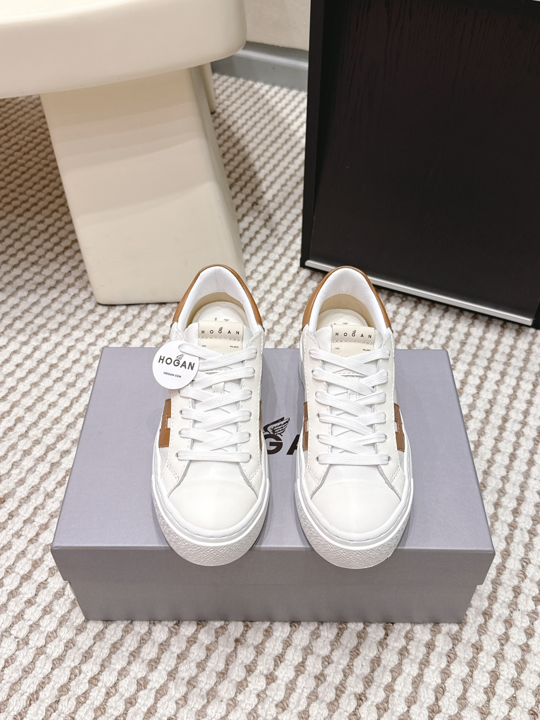 NO:710789,Purchasing agent level HOGAN Crosswind 2026 spring and summer new style retro casual sports shoes HOGAN Crosswind series retro sports shoes, white and brown color matching design, high-quality leather upper + caramel brown 'H' logo, simple and recognizable. Thick sole design, heel about 5.5cm, long legs and comfortable, no pressure for daily wear  The shoe shape is wider, full of bread feel, soft to the feet, and very friendly for walking for a long time. It can be easily matched with jeans and skirts. It has both retro and modern styles, versatile and fashionable!  Size 35-39 (40 orders are not returnable), casual shoes/sports shoes, hogan, stuart weitzman, sneakers, skirts, jeans19860909代购级 HOGAN霍根Crosswind 2026春夏新款 复古 休闲 运动鞋 HOGAN Crosswind系列复古运动鞋,白棕拼色设计,优质皮革鞋面+焦糖棕“H”标志,简约又有辨识度.厚底设计,后跟约5.5cm,显腿长又舒适,日常穿搭无压力 鞋型偏宽,面包感十足,柔软脚感,长时间走路也很友好～牛仔裤、裙装都能轻松搭配,复古与现代风格兼具,百搭又时髦！ Size 35-39（40订做不退换）,休闲鞋/运动鞋,hogan,stuart weitzman,sneakers,skirts,jeans,Women's Shoes