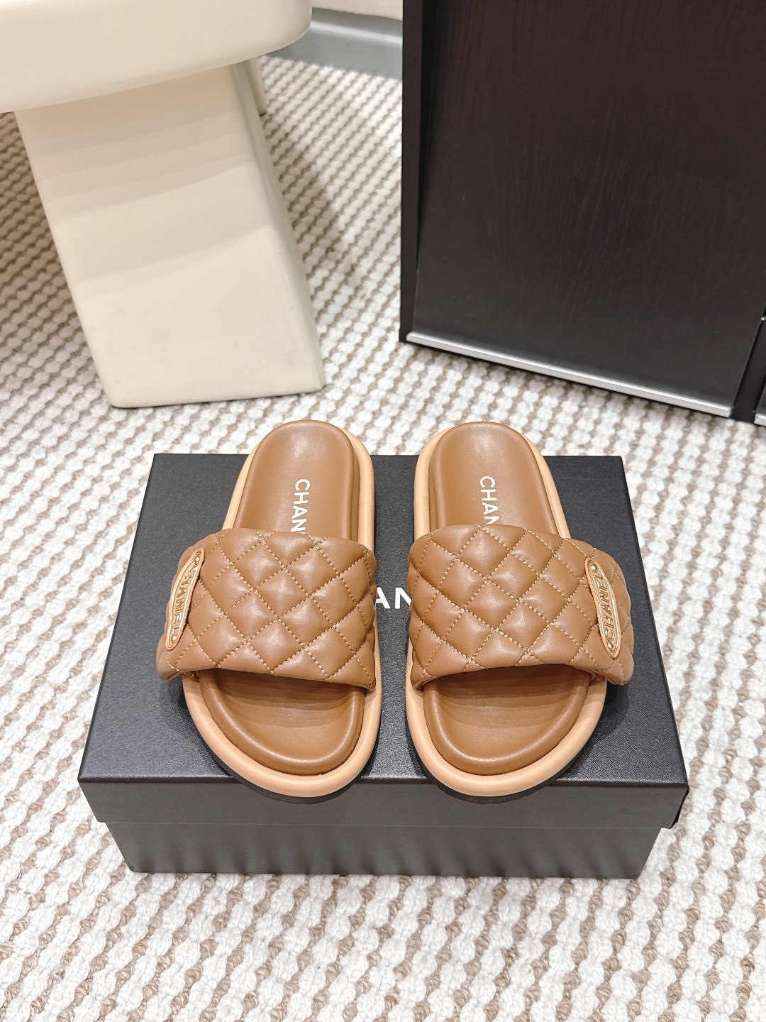 NO:710820,Purchasing agent Chanel 2026 spring and summer new diamond thick-soled slippers Chanel's diamond thick-soled slippers, black leather + classic diamond pattern, full of brand sense!  The thick sole design quietly increases the height and is super comfortable to wear. It is suitable for daily outings and vacations. The upper has a metal logo, exquisite details, versatile and fashionable. It can be easily worn with skirts and jeans. It is a must-have fashion item in summer!  Size 35-39 (40.41 custom-made, non-returnable), slippers, chanel, chanel, slippers, skirts, jeans19860909代购级 Chanel香奈儿 2026春夏新款 菱格 厚底 拖鞋 Chanel这款菱格厚底拖鞋,黑色皮革+经典菱格纹,品牌感满满！厚底设计悄悄增高,穿着超舒适,日常出街、度假都OK 鞋面有金属Logo,细节精致,百搭又时髦,裙装牛仔裤都能轻松驾驭,是夏季必入的时尚单品！ Size 35-39（40.41订做不退换）,拖鞋,chanel,chanel,slippers,skirts,jeans,Women's Shoes