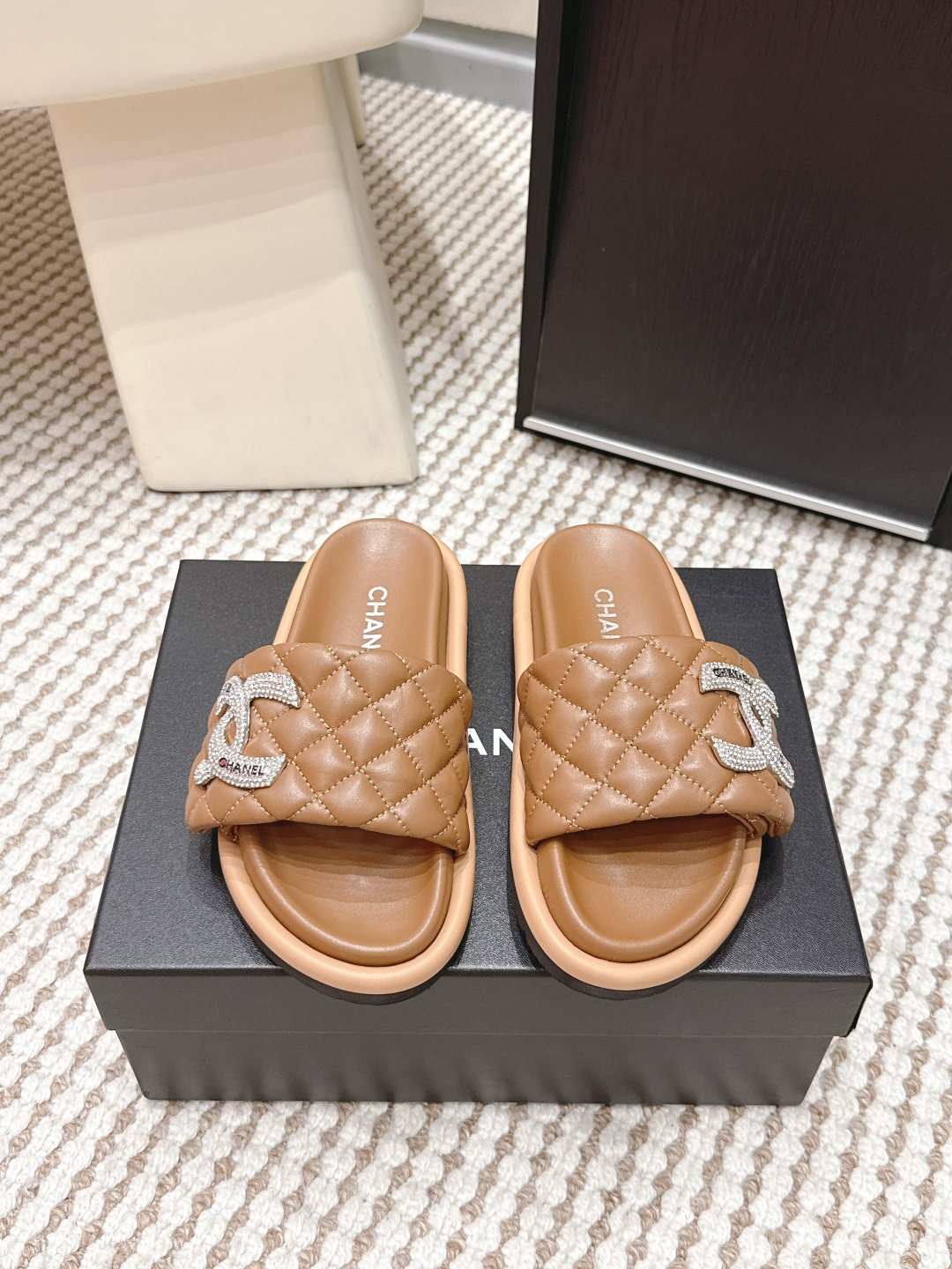 NO:710779,Purchasing agent Chanel 2026 spring and summer new diamond rhinestone slippers Chanel 2026 early spring series rhombus rhinestone slippers, classic rhombus pattern + rhinestone double C Logo, high brand recognition!  The PU leather insole is soft and comfortable, and the rubber sole is non-slip, making it super safe for daily wear. The black model is low-key and luxurious, and can be worn with casual skirts. It is lazy and refined. It is light and easy to carry, suitable for going out or on vacation in summer, and is fashionable and practical. Size 35-39 (40.41 custom-made, non-refundable), slippers, chanel, chanel, slippers, skirts19860909代购级 Chanel香奈儿 2026春夏新款 菱格 水钻 拖鞋 香奈儿2026初春系列菱格水钻拖鞋,经典菱格纹+水钻双C Logo,品牌辨识度超高！PU革鞋垫柔软舒适,橡胶鞋底防滑,日常穿超安心 黑色款低调奢华,裙装休闲都能搭,慵懒又精致.轻便易携,夏季出街或度假都很适合,时尚实用兼备. Size 35-39（40.41订做不退换）,拖鞋,chanel,chanel,slippers,skirts,Women's Shoes