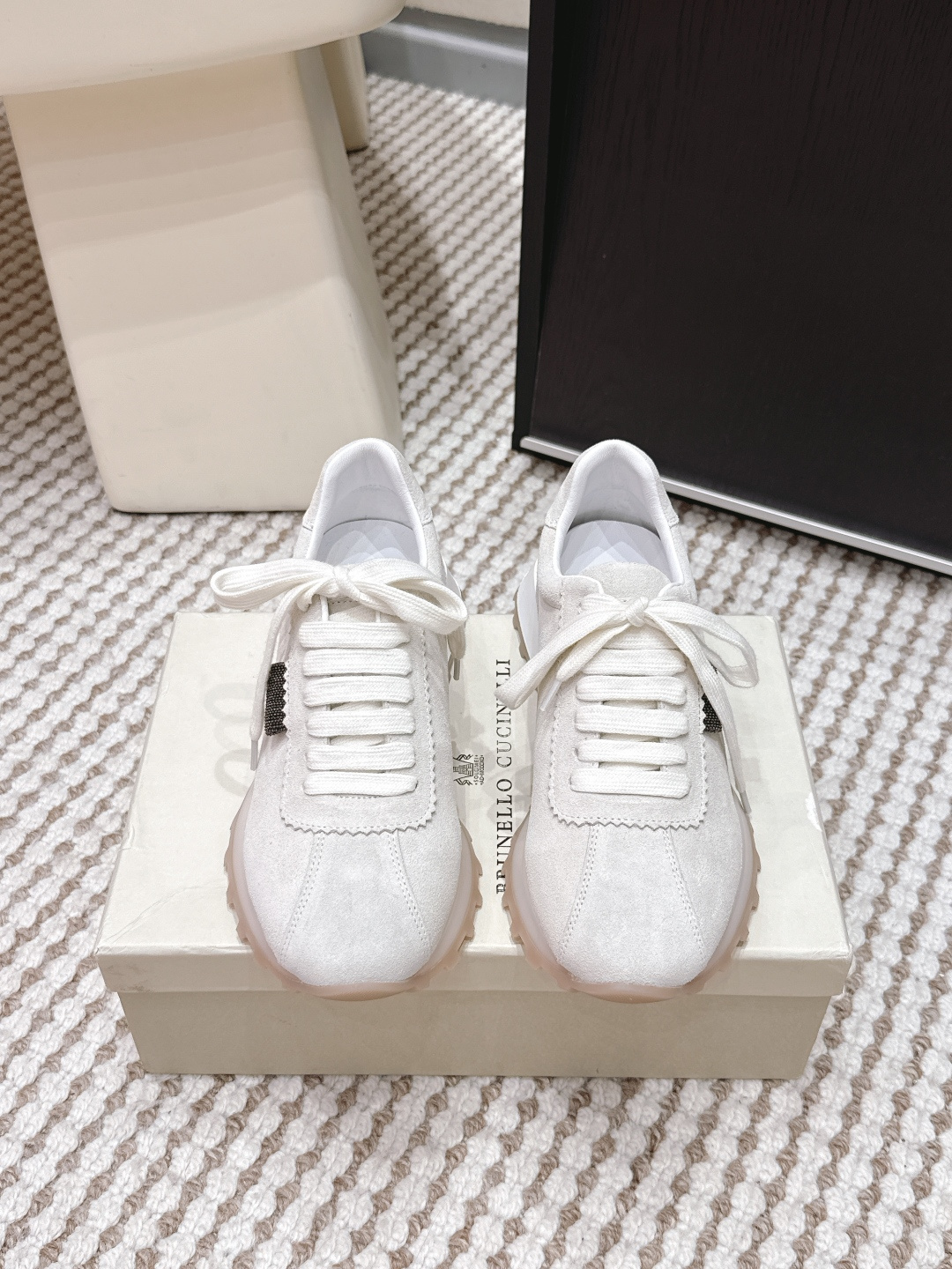 NO:710816,Purchasing agent Brunello Cucinell·*26s early autumn new minimalist retro cow suede dad shoes. The design wisdom of this pair of shoes lies in the art of subtraction of classic dad shoes. The complex lines, exaggerated layering and redundant decorations of traditional styles are eliminated, and only its core soul - full silhouette and layering is retained, and presented in a more restrained and modern way.  In the dialogue between texture and silhouette, the large area of cow suede leather used in the upper is the soul of the style. The fine and even velvet feel and soft matte luster infuse the shoes with a retro, warm and high-end texture, instantly distancing themselves from common glossy leather or synthetic materials. The traditional complex structure is simplified into refined block splicing. Different parts of the leather create a rich and uncluttered visual hierarchy through subtle color differences or material contrasts, like a modernist sculpture. Size  35-39 (40.41.42 custom-made, non-refundable), casual shoes/sports shoes, brunello cucinelli, sneakers19860909代购级 BrunelloCucinell·*26s早秋新款 极简复古主义牛反绒老爹鞋 这双鞋的设计智慧,在于对经典老爹鞋的减法艺术.剔除了传统款式上繁复的线条、夸张的层叠和冗余的装饰,只保留其最核心的灵魂——饱满的廓形与层次感,并以一种更克制、更现代的方式呈现. 质感与廓形的对话,鞋面大面积使用的牛反绒皮革是风格的灵魂.细腻均匀的绒感、柔和哑光的光泽,为鞋子注入了复古、温润的高级质感,瞬间与常见的光面皮或合成材质拉开距离,传统的复杂结构被简化为精炼的块面拼接.不同部位的皮革通过微妙的色差或材质对比,营造出丰富而不杂乱的视觉层次,仿佛一件现代主义雕塑. Size 35-39（40.41.42订做不退换）,休闲鞋/运动鞋,brunello cucinelli,sneakers,Women's Shoes