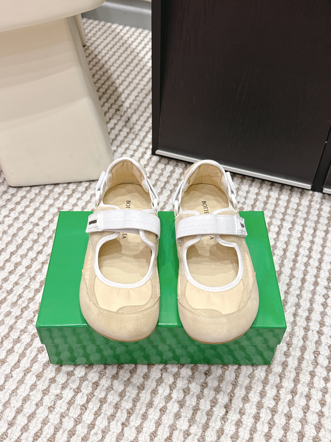 NO:710812,Purchasing agent level BV Orbit Flash 2026 spring and summer new Mary Jane casual sports shoes Bottega Veneta Orbit Flash Mary Jane sports shoes, which combine retro elegance with modern sports style, suede + nylon stitching, perfect texture and breathable  Velcro design, super easy to put on and take off, fits the foot shape. Round toe + shallow mouth, modify the foot shape, comfortable and beautiful. Rubber-colored outsole, full of retro feel, can be easily controlled for daily commuting, shopping, and dating. You can match skirts and trousers as you like, get a sweet and cool style!  Size 35-39 (40.41.42 custom-made, non-refundable),Mary Jane,bottega veneta,bottega veneta,mary jane,sneakers,skirts,chamois leather19860909代购级 BV Orbit Flash2026春夏新款 玛丽珍 休闲 运动鞋 Bottega Veneta Orbit Flash玛丽珍运动鞋,将复古优雅与现代运动风融合,麂皮+尼龙拼接,质感满分又透气 魔术贴设计,穿脱超方便,贴合脚型.圆头+浅口,修饰脚型,舒适又美观.生胶色外底,复古感十足,日常通勤、逛街、约会都能轻松驾驭,裙装裤装随心搭配,甜酷风格get！ Size 35-39（40.41.42订做不退换）,玛丽珍,bottega veneta,bottega veneta,mary jane,sneakers,skirts,chamois leather,Women's Shoes