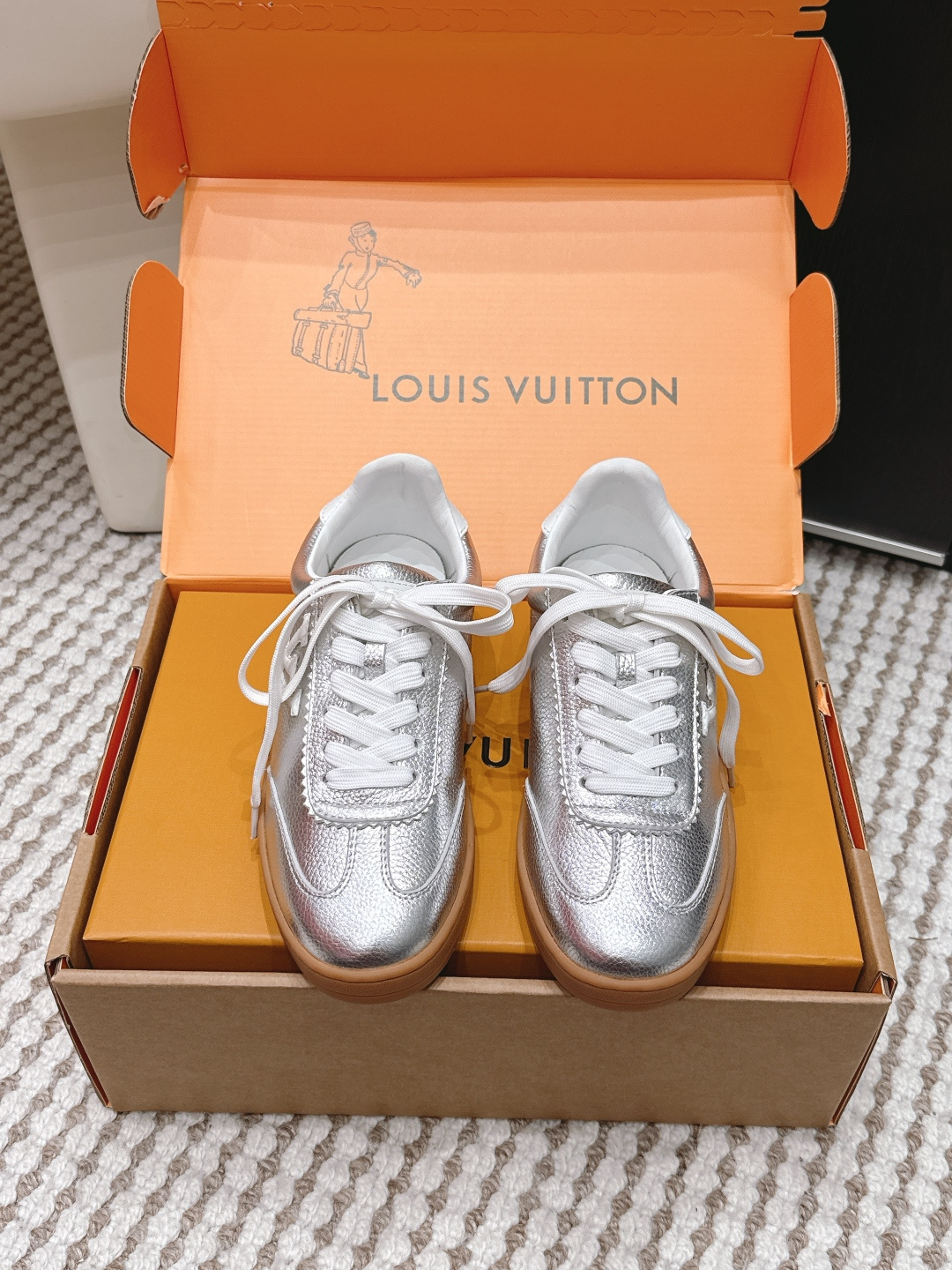 NO:710808,Purchasing agent Louis Vuitton 2026 spring and summer new style lace-up flat-soled moral training casual sneakers Louis Vuitton2026 This moral training sneaker uses a metallic luster satin upper, with white laces and rubber soles, simple and fashionable. The sole is light and wear-resistant, suitable for daily commuting or casual wear  The silver design is super eye-catching under the sun, and can be easily matched with various styles of clothing. It is elegant and casual. It is suitable for different foot types, comfortable and versatile, and is a popular item that is both practical and fashionable!  Size 35-39 (40.41 custom-made, non-refundable), casual shoes/sports shoes, louis vuitton, sneakers, silk fabric19860909代购级 Louis Vuitton2026春夏新款 系带 平底 德训 休闲板鞋 Louis Vuitton2026这款德训板鞋采用金属光泽绸缎鞋面,搭配白色鞋带和橡胶鞋底,简约又时尚.鞋底轻便耐磨,适合日常通勤或休闲穿搭 银色设计在阳光下超吸睛,轻松搭配各种风格服饰,优雅又随性.适合不同脚型,舒适又百搭,是实用与时尚兼具的热门单品！ Size 35-39（40.41订做不退换）,休闲鞋/运动鞋,louis vuitton,sneakers,silk fabric,Women's Shoes