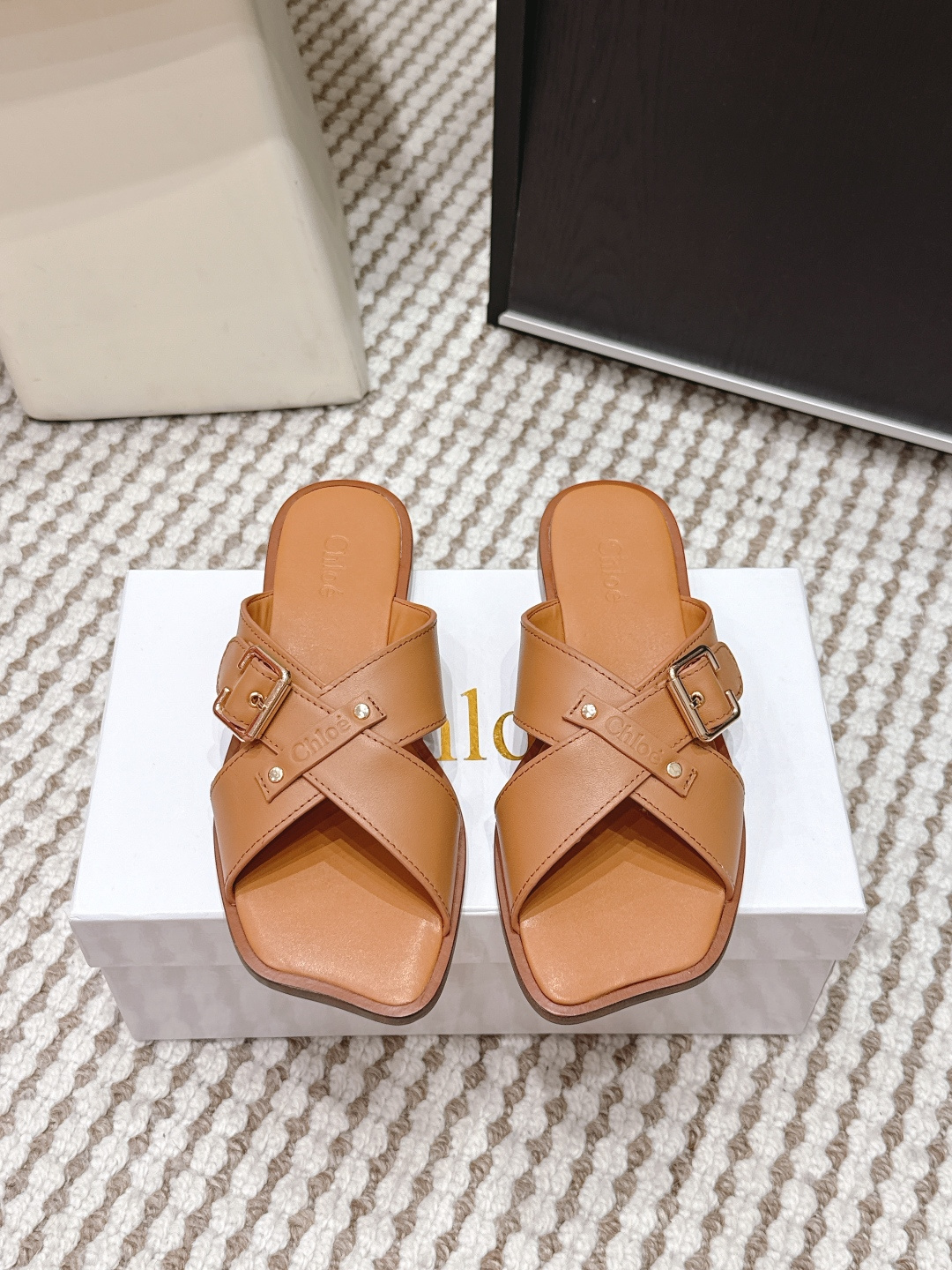 NO:710803,Purchasing agent level Chloé Giulia 2026 spring and summer new style cross flat sandals Chloé Giulia series sandals are made of high-quality calfskin, with a delicate and durable texture. Simple and elegant design, Kelly metal buckle + rivet decoration, full of sophistication. The flat-bottom structure is super comfortable for daily wear and suitable for a variety of foot types. Whether paired with skirts or trousers, it can easily create an elegant and casual atmosphere. It is a versatile fashion item in summer!  Size 35-39 (40.41 custom-made, non-refundable), slippers, chloe, slippers, skirts, cowhide19860909代购级 Chloé Giulia 2026春夏新款 交叉 平底 凉拖鞋 Chloé Giulia系列凉拖,选用优质小牛皮,质感细腻耐用.简约大方设计,Kelly金属扣+铆钉装饰,精致感满满 平底结构,日常穿着超舒适,适合多种脚型.无论搭配裙装还是裤装,都能轻松打造优雅随性氛围,是夏季百搭时尚单品！ Size 35-39（40.41订做不退换）,拖鞋,chloe,slippers,skirts,cowhide,Women's Shoes