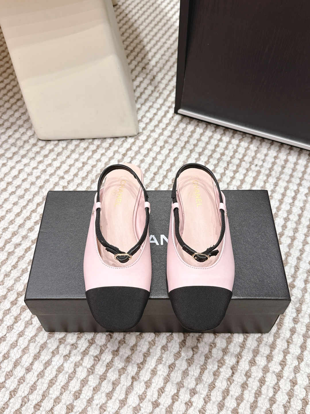 NO:710798,Purchasing agent Chanel Chanel 2026 new spring and summer flat bottom Mary Jane sandals Chanel black Mary Jane shoes, classic round toe + black fabric splicing, simple and elegant yet playful. Sheepskin lining, comfortable to wear, Italian genuine leather outsole, durable and high-end. Back hollow design + metal buckle decoration, perfect details, can be easily controlled for daily commuting or skirts, French retro style get!  Size 35-39 (40.41 custom-made, non-returnable), half drag, chanel, chanel, sandals, mary jane, skirts, sheepskin, Leather soles19860909代购级 Chanel香奈儿 2026春夏新款 平底 后空 玛丽珍 凉鞋 Chanel黑色玛丽珍鞋,经典圆头+黑色织物拼接,简约优雅又不失俏皮感 羊皮内里,穿着舒适,意大利真皮大底,耐用又高级.后空设计+金属扣饰,细节满分,日常通勤或裙装都能轻松驾驭,法式复古风get！ Size 35-39（40.41订做不退换）,半拖,chanel,chanel,sandals,mary jane,skirts,sheepskin,Leather soles,Women's Shoes