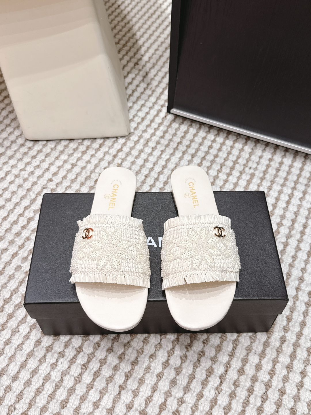 NO:710793,Purchasing agent Chanel 2026 spring and summer new pearl flat-soled honey sandals Chanel 2026 spring and summer pearl honey slippers, hand-beading technology, about 34,000 small pearls on the upper, spiral three-dimensional twisted twist design, full of sophistication!  White fabric + metal double C logo, highly recognizable. Flat-bottom design, easy to wear in daily life or on vacation, comfortable and fashionable. Handmade, each pair is unique, a versatile summer item, can be easily worn in skirts and casual pants. Size 35-39 (40.41 custom-made, non-refundable), slippers, chanel, chanel, slippers, skirts19860909代购级 Chanel香奈儿 2026春夏新款 珍珠 平底 蜜儿凉拖鞋 香奈儿2026春夏珍珠蜜儿拖鞋,手工串珠工艺,鞋面约3.4万颗小珍珠,螺旋立体扭麻花设计,精致感满满！白色织物+金属双C标志,辨识度超高 平底设计,日常或度假都能轻松驾驭,舒适又时髦 手工制作,每双都独一无二,是夏季百搭气质单品,裙装休闲裤都能轻松hold住 Size 35-39（40.41订做不退换）,拖鞋,chanel,chanel,slippers,skirts,Women's Shoes