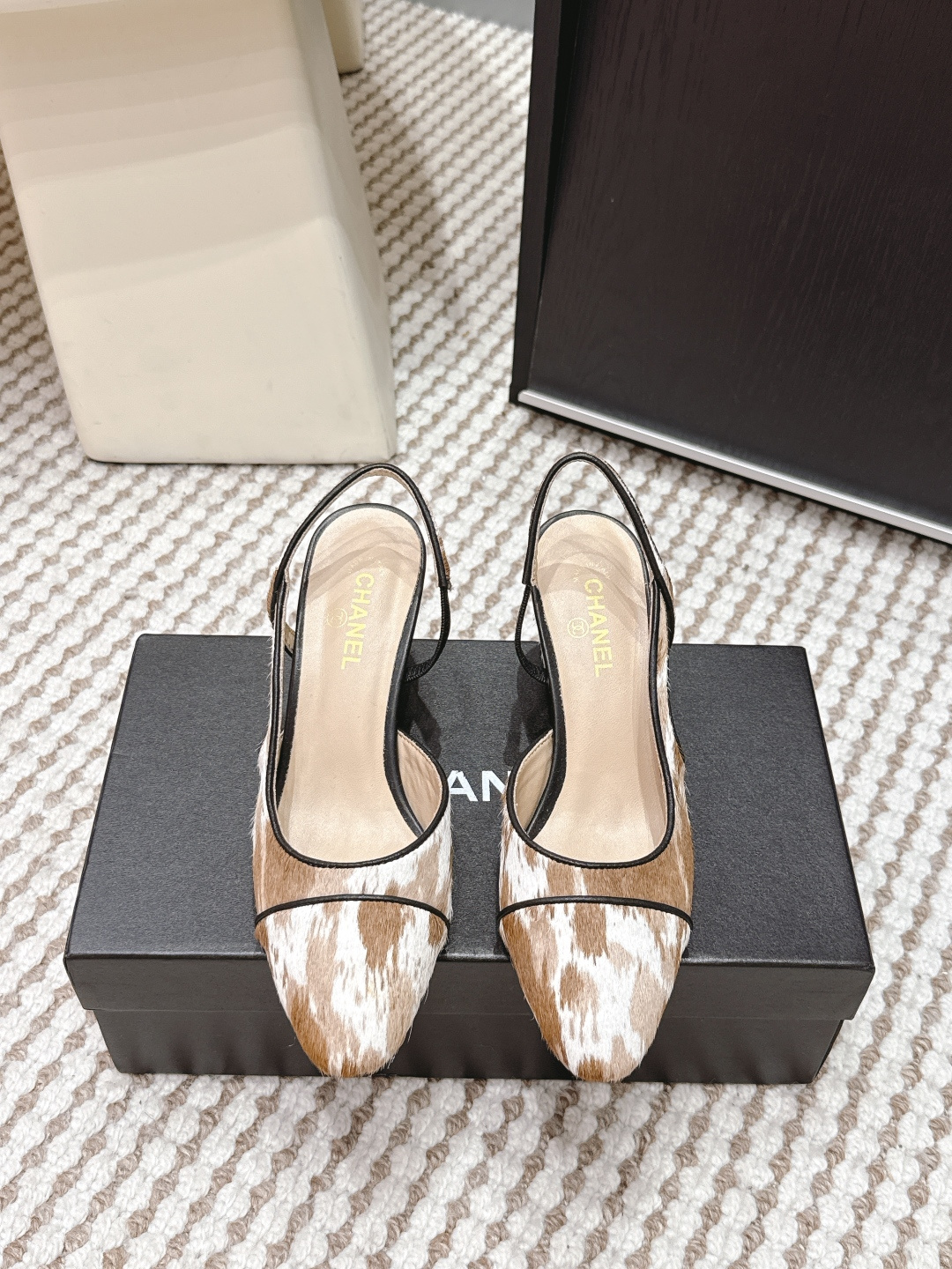 NO:710788,Purchasing-grade Chanel 2026 spring and summer new leopard print high heels sandals Chanel series high heels, pointed toe design + unique pattern, inspired by world famous paintings, full of artistic sense. The upper is made of high-quality leather, soft inside, comfortable to the feet, suitable for long-term wear. The mid-heel design is elegant and practical, perfect for commuting or matching with cheongsam. Meet the needs of different foot types. Handmade, environmentally friendly and glue-free, with both quality and environmental protection, suitable for you who pursue individuality and comfort!  Size 35-39 (40.41 custom-made, non-refundable), high heels and sandals, chanel, chanel, sandals, high heels19860909代购级 Chanel 香奈儿 2026春夏新款 豹纹 高跟鞋 凉鞋 Chanel系列高跟鞋,尖头设计+独特花纹,灵感源自世界名画,艺术感满满.鞋面采用优质皮革,内里柔软,脚感舒适,适合长时间穿着. 中跟设计,优雅又实用,通勤或搭配旗袍都很出彩.满足不同脚型需求.手工制作,环保无胶,品质与环保兼备,适合追求个性和舒适的你！ Size 35-39（40.41订做不退换）,高跟鞋凉鞋,chanel,chanel,sandals,high heels,Women's Shoes