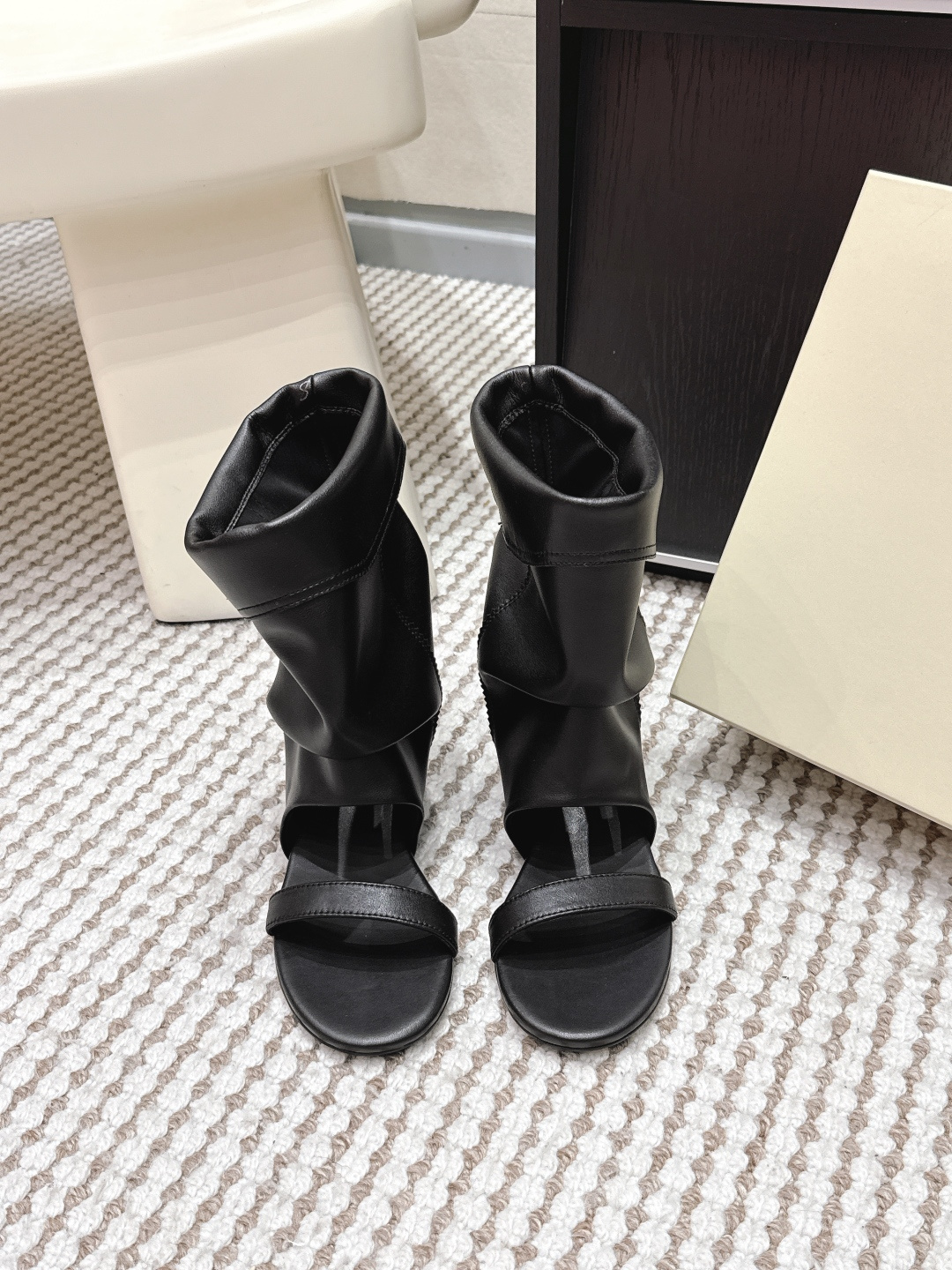 NO:710783,Purchasing agent unfolio 26 spring and summer new style, niche fashionable one-line strap sandals, classic stacking design that transcends time and space, free and uninhibited and urban aesthetics, exquisite, calm and natural embrace, soft matte cowhide is woven to create a relaxed shape  The delicate texture hides a light and luxurious texture, and the natural wrinkles that emerge with gentle rubbing are the retro marks given by time. The one-line belt outlines neat lines, and the stacked boot shafts drape into a casual arc, which just balances the breathability and lightness of the open-toe design, allowing the seasonal breathability and wearing texture to go in both directions. size; 35-41 (40 41 custom-made, non-returnable), boots, boots, cowhide19860909代购级 unfolio 26 春夏新款 小众时髦一字带堆堆凉靴 经典堆叠感设计跨越时空 自由不羁与都市美学的精致从容自然相拥 甄选柔软哑光牛皮织就松弛形态 细腻肌理暗藏轻奢质感,轻揉即现的自然褶皱,是时光赋予的复古印记.一字带勾勒利落线条,堆堆靴筒垂坠出随性弧度,恰好平衡露趾设计的透气轻盈,让季节呼吸感与穿搭质感双向奔赴. size；35-41（40 41订做不退换）,靴子,boots,cowhide,Women's Shoes