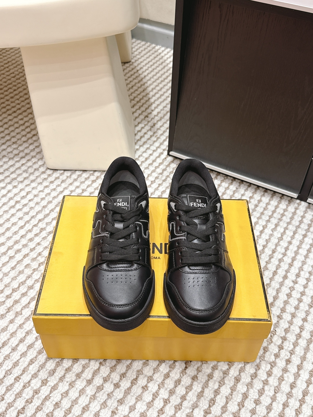 NO:710778,Purchasing-grade Fendi 2026 spring and summer popular series [casual sports shoes for couples] FD match. Original RMB purchase. 1:1 reproduction. The first sports shoes fendi match created by designer Kim Jones and the Trainer basketball sneakers of Donkey brand. Fresh blood injected with FF retro design. Super good-looking and versatile. The upper is made of cowhide and oxen splicing combination. The double F logo on the side is convex and the lining is made of terry velvet. The upper part is super soft.  , Lightweight, comfortable matching sweatshirt Size 35-45 (female 40.41 male 38.45.46 custom-made and non-returnable), casual shoes/sports shoes, fendi, fendi, louis vuitton, sneakers, hoodie, sweatshirts, cowhide19860909代购级 Fendi芬迪2026春夏爆款系列【情侣休闲运动鞋】 FD match 原版RMB购入 一比一复刻 设计师Kim Jones打造的首款运动鞋fendi match 和驴牌的Trainer篮球运动鞋 新鲜血液注入加FF复古的设计 超好看百搭,鞋面采用牛皮和牛猄拼接组合,侧面凸起的双F logo内里采用毛巾绒里上脚超级柔软 ,轻便,舒适搭配卫衣 Size35-45（女40.41男38.45.46定做不退换）,休闲鞋/运动鞋,fendi,fendi,louis vuitton,sneakers,hoodie,sweatshirts,cowhide,Women's Shoes