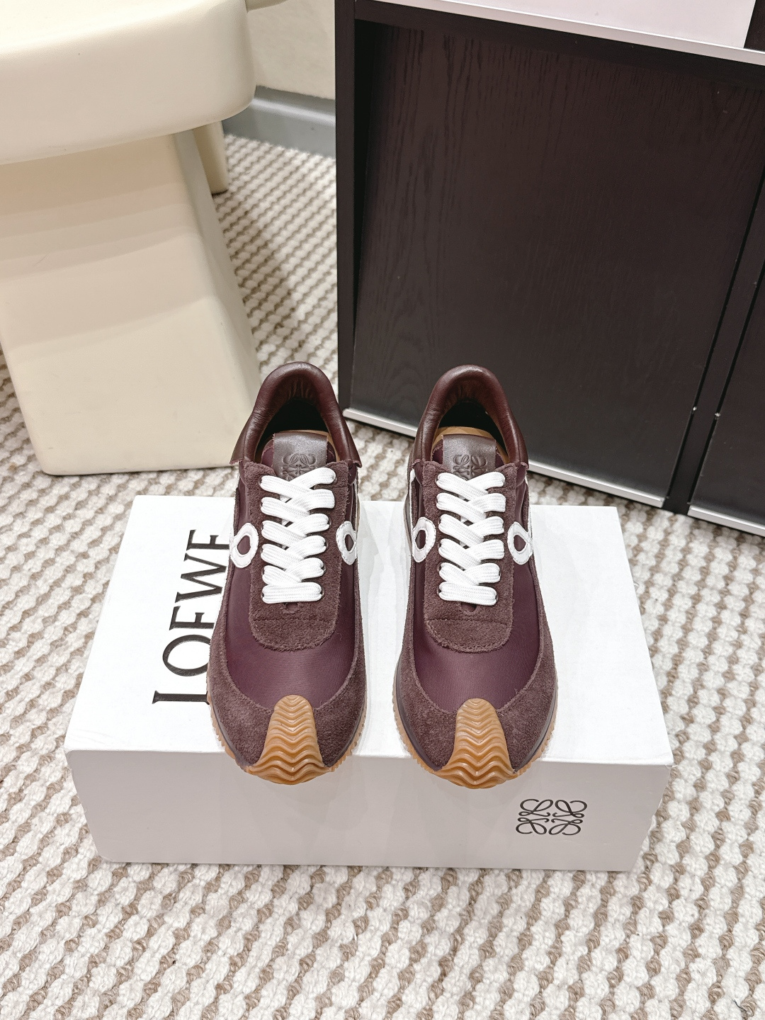 NO:710775,Purchasing agent level Loewe Flow Runner classic couple style increased height casual shoes moral training shoes Loewe Flow Runner moral training shoes, retro Forrest Gump shoe style, the gray 'L' letter on the side is super recognizable!  Cow suede + fabric splicing, perfect texture and breathable. Built-in invisible height increase of about 4.5cm, quietly lengthening the leg line, perfect for daily commuting and shopping, comfortable and fashionable, easy to control various styles ~ Size 35-46 (40.41 for women, 38.45.46 for men, custom-made and non-returnable), casual shoes/sports shoes, loewe, sneakers19860909代购级 Loewe Flow Runner 经典 情侣款 增高 休闲鞋 德训鞋 Loewe Flow Runner德训鞋,复古阿甘鞋型,侧面灰色“L”字母超有辨识度！牛反绒+织物拼接,质感满分又透气. 内置约4.5cm隐形增高,悄悄拉长腿部线条,日常通勤、逛街都超适合,舒适又时髦,轻松驾驭各种穿搭风格～ Size 35-46（女40.41 男38.45.46订做不退换）,休闲鞋/运动鞋,loewe,sneakers,Women's Shoes