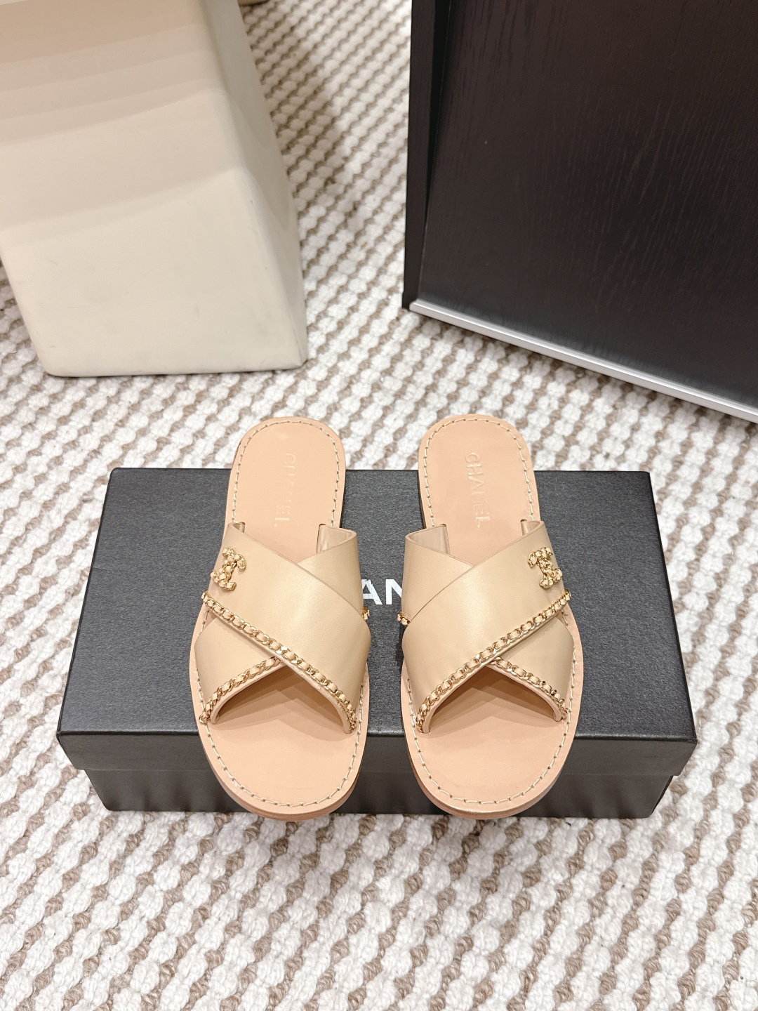 NO:710769,Purchasing agent Chanel 26C spring and summer new style flat chain flip flops Chanel 26C series white chain slippers, high quality leather + metal chain, classic double C Logo is super recognizable!  The cross upper design modifies the foot shape and is breathable. The flat bottom is super comfortable and can be easily worn in daily life or on vacation. The white color is versatile, can be worn in skirts and casual pants, and meets the needs of different foot types. The 26C series is the final work before the designer changes. It is full of collectible value, fashionable and practical, and it is a must-have in summer!  Size 35-39 (40.41 made-to-order, non-refundable), slippers, chanel, slippers, skirts19860909代购级 Chanel 26C 春夏新款 平底 链条 一字拖 凉拖鞋 Chanel 26C系列白色链条凉拖,优质皮革+金属链条,经典双C Logo超有辨识度！交叉鞋面设计,修饰脚型又透气,平底超舒适,日常或度假都能轻松驾驭 白色百搭,裙装休闲裤都能hold住,满足不同脚型需求.26C系列是设计师更替前的收官之作,收藏价值满满,时髦又实用,夏天必入！ Size 35-39（40.41订做不退换）,拖鞋,chanel,slippers,skirts,Women's Shoes