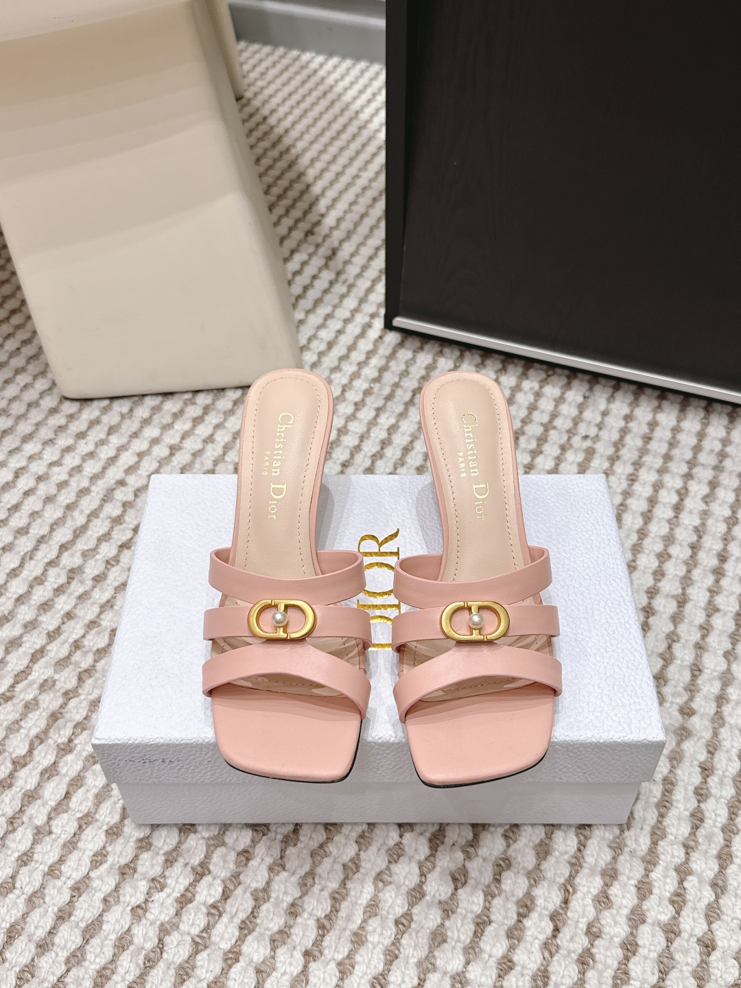 NO:761050,Purchasing-grade Christian Dior 2026 new spring and summer high-heeled open-toe sandals. This Dior black sandals are made of high-quality leather and are matched with a metal 'CD' logo. They are simple and highly recognizable. The square-toe design + stiletto heels elongate the leg lines, making it easy to control for daily commuting or formal occasions. The soles are soft, comfortable to wear, and are versatile in black. They can be matched with skirts and trousers, and you can easily control your elegant temperament!  The open-toe design is super breathable for spring and summer, and can be easily worn on commuting or formal occasions. Multiple colors are available, and the white model is versatile. It can be worn in skirts and trousers, and you can easily get your elegant temperament!  Size 35-39 (40.41 custom-made, non-refundable), high heels and slippers, dior, high heels, slippers, skirts19860909代购级 Christian Dior 2026春夏新款 高跟 露趾 凉拖鞋 这款Dior黑色凉拖,选用优质皮革,搭配金属“CD”标志,简约又超有辨识度.方头设计+细高跟,拉长腿部线条,日常通勤或正式场合都能轻松驾驭.鞋底柔软,穿着舒适,黑色百搭,裙装裤装随心搭配,优雅气质轻松拿捏！ 露趾设计,春夏穿超透气,通勤或正式场合都能轻松驾驭.多色可选,白色款百搭,裙装裤装都能hold住,优雅气质轻松get！ Size 35-39（40.41订做不退换）,高跟鞋拖鞋,dior,high heels,slippers,skirts,Women's Shoes