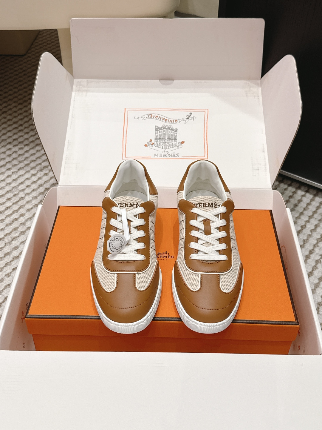 NO:760789,Guangdong purchasing agent grade (official website sync box packaging) Here’s Hermès 2026 new Master series casual moral training shoes Hermès Master series moral training shoes, 2026 spring and summer new style, made of first-layer cowhide, simple and smooth upper, with white rubber sole, light and comfortable. The sole is thin and full of barefoot feeling, suitable for daily commuting or casual wear  The white model is versatile and can be easily integrated into various styles, especially suitable for 'old money style' or minimalist style. The shoe shape is wide and friendly to both wide and thin feet. The handmade craftsmanship allows the shoes to fit more and more over time, with perfect comfort. Size 35-39 (40 made to order, non-returnable), casual shoes/sports shoes, hermes, sneakers, cowhide19860909莞产代购级（官网同步盒包装） Here’s 爱马仕 2026新款 Master系列 休闲 德训鞋 爱马仕Master系列德训鞋,2026春夏新款,采用头层牛皮,鞋面简约流畅,搭配白色橡胶鞋底,轻盈舒适.鞋底偏薄,赤足感十足,适合日常通勤或休闲穿搭 白色款百搭,轻松融入各种风格,尤其适合“老钱风”或极简风.鞋型宽楦,对宽脚和瘦脚都很友好,手工工艺让鞋子越穿越贴合,舒适度满分. Size 35-39（40订做不退换）,休闲鞋/运动鞋,hermes,sneakers,cowhide,Women's Shoes