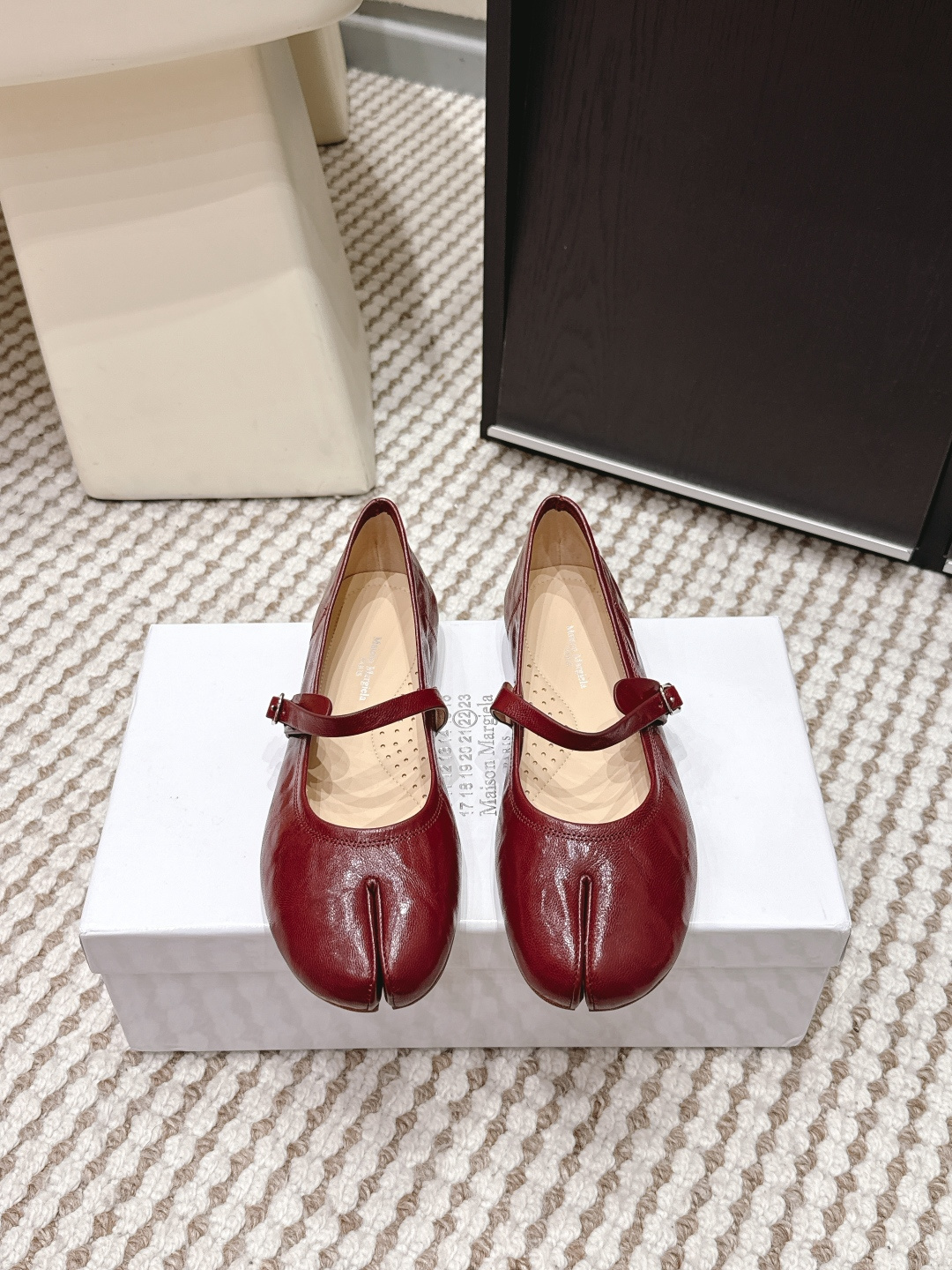 NO:749636,Purchasing agent level Maison Margiela MM6 Margiela 26ss new split-toe shoes Tabi split-toe shoes ballet shoes original open-mold double-layer leather soles original slip-lasted shoes are very generous and can be easily matched with various styles The gospel of short legs The upper body instantly becomes longer legs The upper feet are not constrained by conventions, you can be yourself as you like~ Fried chicken on the feet is soft and comfortable The uppers are washed with imported horsehide and the inner lining is original sheepskin  Outsole original Italian double-layer genuine leather heel Size 35-41 (40 41 customization is not returnable), split-toe shoes, masion margiela, masion margiela, sheepskin19860909代购级 Maison Margiela MM6马吉拉 26ss新款 分趾鞋 Tabi分趾鞋 芭蕾舞鞋 原版开模双层真皮鞋底 原版套楦鞋型很大方 搭配各种风格都 轻松驾驭 小短腿的福音 上身瞬间秒变大长腿 上脚不被常规所拘束,随心所欲做自己～上脚炒鸡柔软舒适 鞋面进口马皮水洗工艺 内里原版羊皮 大底原版意大利双层真皮底跟 Size 35-41（40 41 定制不退换）,分趾鞋,masion margiela,masion margiela,sheepskin,Women's Shoes