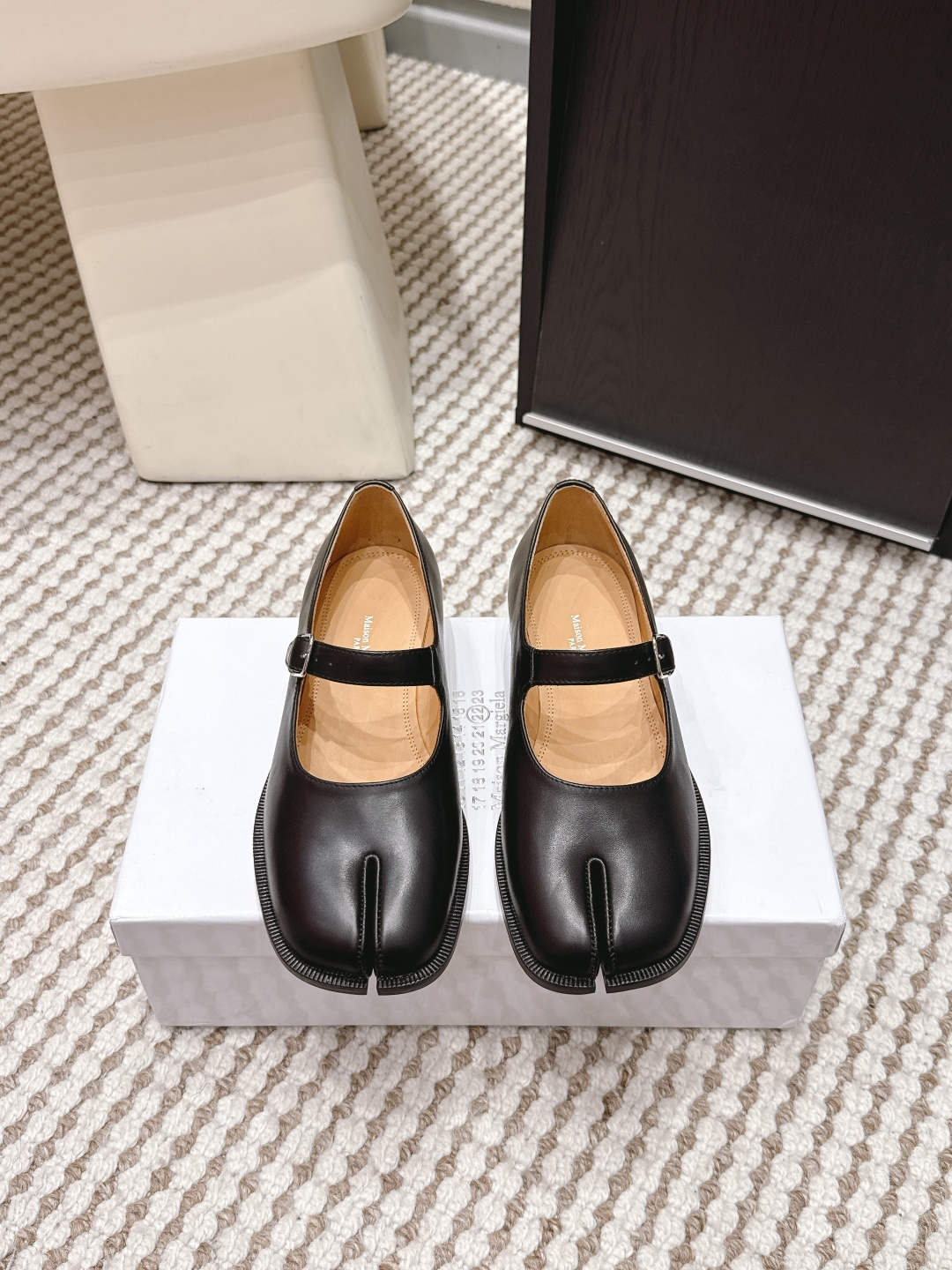 NO:749639,Purchasing agent level men's model 350 Maison Margiela MM6 Margiela 26ss new split-toe shoes Tabi split-toe shoes ballet shoes original molded double-layer leather soles original lasted shoes are very generous and can be easily matched with various styles. The good news of short legs The upper body instantly becomes longer legs The upper body is not constrained by conventions, and you can be yourself as you like~ Fried chicken on the feet is soft and comfortable Upper cowhide leather lining Original sheepskin  Outsole Original Italian double-layer genuine leather heel Size 35-44 (40.41 for women and 45 for men, customized and non-returnable), split-toe shoes, masion margiela, masion margiela, cowhide, sheepskin19860909代购级 男款350 Maison Margiela MM6马吉拉 26ss新款 分趾鞋 Tabi分趾鞋 芭蕾舞鞋 原版开模双层真皮鞋底 原版套楦鞋型很大方 搭配各种风格都 轻松驾驭 小短腿的福音 上身瞬间秒变大长腿 上脚不被常规所拘束,随心所欲做自己～上脚炒鸡柔软舒适 鞋面牛皮 内里原版羊皮 大底原版意大利双层真皮底跟 Size 35-44（女40.41 男45 定制不退换）,分趾鞋,masion margiela,masion margiela,cowhide,sheepskin,Women's Shoes