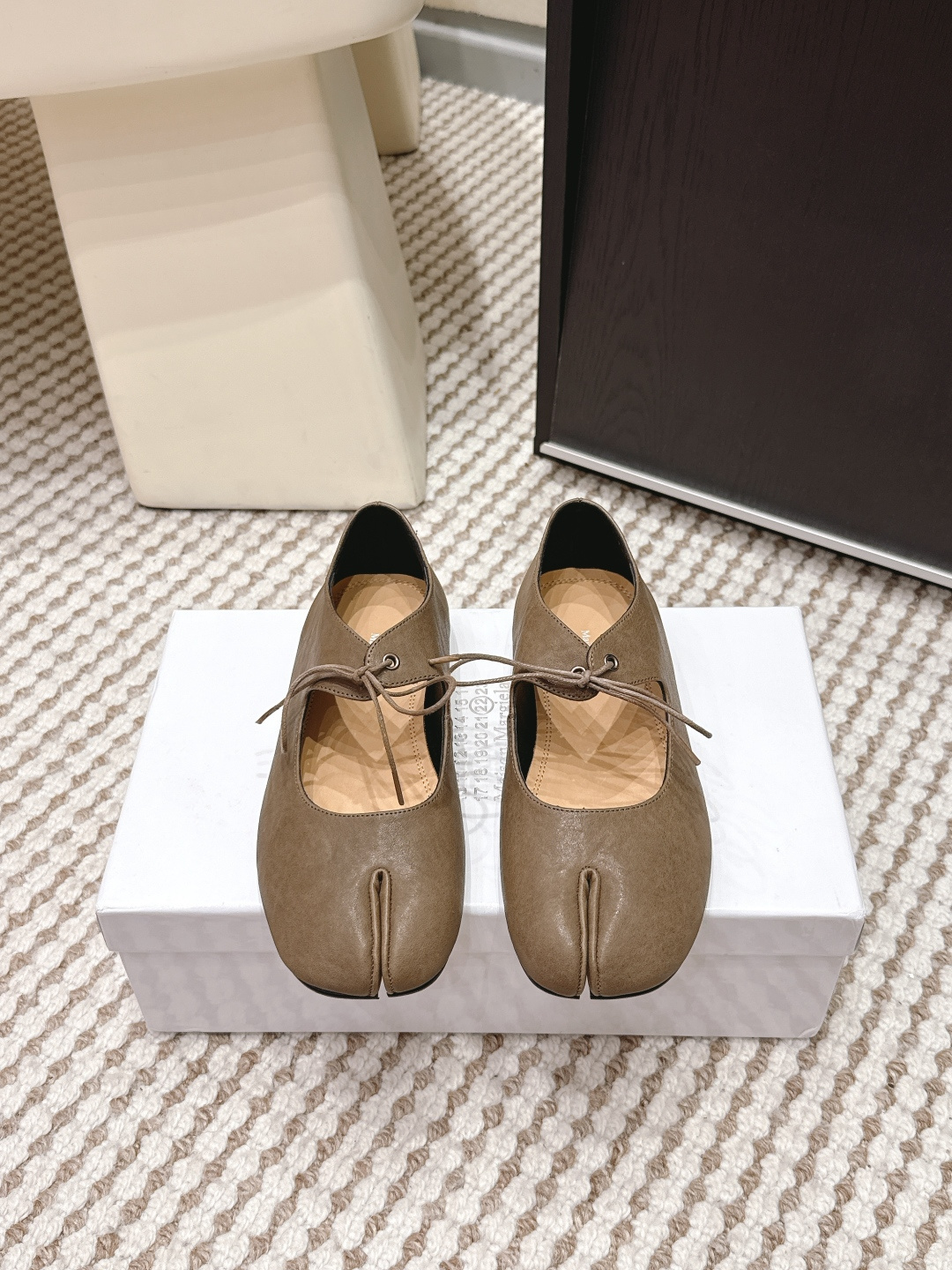 NO:749606,Purchasing agent Maison Margiela MM6 Margiela 26ss new split-toe shoes Tabi split-toe shoes ballet shoes original molded double-layer leather soles original set-lasted shoes are very generous and can be easily matched with various styles The gospel of short legs The upper body instantly becomes longer legs The upper feet are not constrained by conventions, do whatever you want~ Fried chicken on the feet is soft and comfortable Upper cowhide Original sheepskin lining Original Italian double-layer leather sole Heel Size  35-39 (40.41 customization is non-returnable), split-toe shoes, masion margiela, masion margiela, cowhide, sheepskin19860909代购级 Maison Margiela MM6马吉拉 26ss新款 分趾鞋 Tabi分趾鞋 芭蕾舞鞋 原版开模双层真皮鞋底 原版套楦鞋型很大方 搭配各种风格都 轻松驾驭 小短腿的福音 上身瞬间秒变大长腿 上脚不被常规所拘束,随心所欲做自己～上脚炒鸡柔软舒适 鞋面牛皮 内里原版羊皮 大底原版意大利双层真皮底跟 Size 35-39（40.41定制不退换）,分趾鞋,masion margiela,masion margiela,cowhide,sheepskin,Women's Shoes