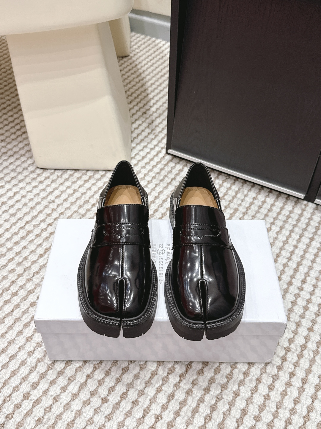 NO:749611,Purchasing agent level men's model Maison Margiela MM6 Margiela 26ss new split-toe shoes Tabi split-toe shoes slippers original molded double-layer leather soles original set-lasted shoes are very generous and can be easily matched with various styles The good news for short legs The upper body becomes longer legs in an instant  Size 35-44 (40.41 for women, 45 for men, customization is not returnable), split-toe shoes, masion margiela, masion margiela, slippers, cowhide, sheepskin19860909代购级 男款 Maison Margiela MM6马吉拉 26ss新款 分趾鞋 Tabi分趾鞋 拖鞋 原版开模双层真皮鞋底 原版套楦鞋型很大方 搭配各种风格都 轻松驾驭 小短腿的福音 上身瞬间秒变大长腿 上脚不被常规所拘束,随心所欲做自己～上脚炒鸡柔软舒适 鞋面牛皮 内里原版羊皮 大底原版意大利双层真皮底跟 Size 35-44（女40.41 男45 定制不退换）,分趾鞋,masion margiela,masion margiela,slippers,cowhide,sheepskin,Women's Shoes