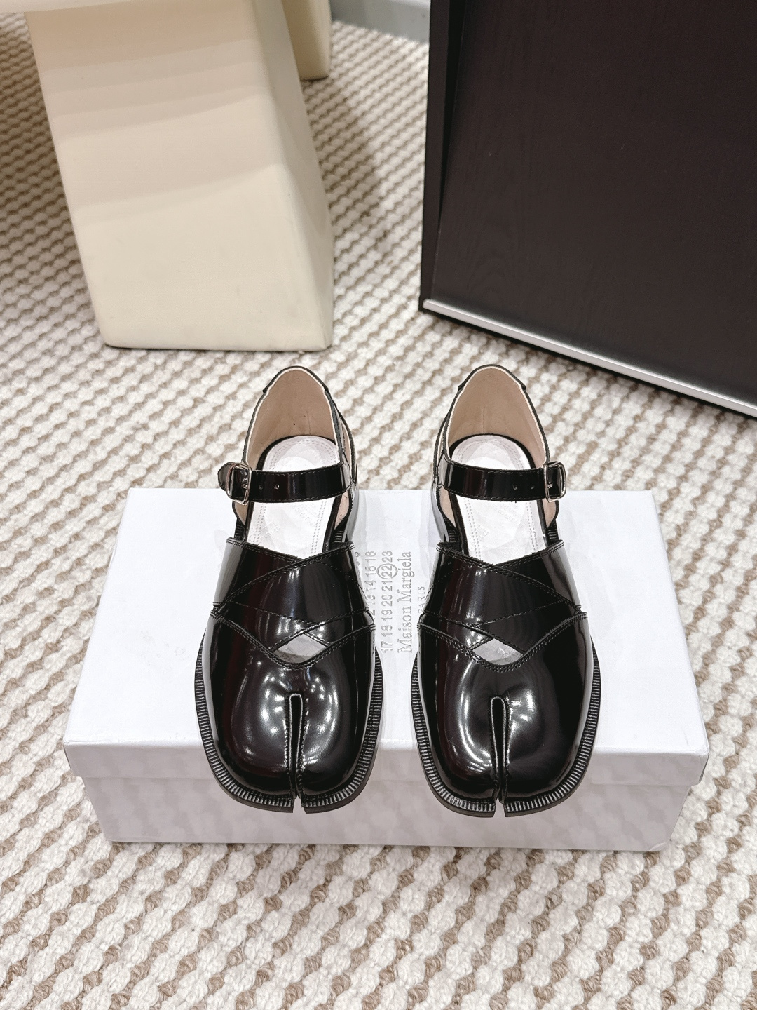 NO:749641,Purchasing level men's model Maison Margiela MM6 Margiela 26ss new split-toe shoes Tabi split-toe shoes sandals original molded double-layer leather soles original set-lasted shoes are very generous and can be easily matched with various styles The good news for short legs The upper body becomes longer legs in an instant  Heel height 8cm Size 35-44 (40.41 for women and 45 for men, custom made and non-refundable), split-toe shoes, masion margiela, masion margiela, sandals, cowhide, sheepskin19860909代购级 男款 Maison Margiela MM6马吉拉 26ss新款 分趾鞋 Tabi分趾鞋 凉鞋 原版开模双层真皮鞋底 原版套楦鞋型很大方 搭配各种风格都 轻松驾驭 小短腿的福音 上身瞬间秒变大长腿 上脚不被常规所拘束,随心所欲做自己～上脚炒鸡柔软舒适 鞋面牛皮 内里原版羊皮 大底原版意大利双层真皮底跟 跟高 8cm Size 35-44（女40.41 男45定制不退换）,分趾鞋,masion margiela,masion margiela,sandals,cowhide,sheepskin,Women's Shoes