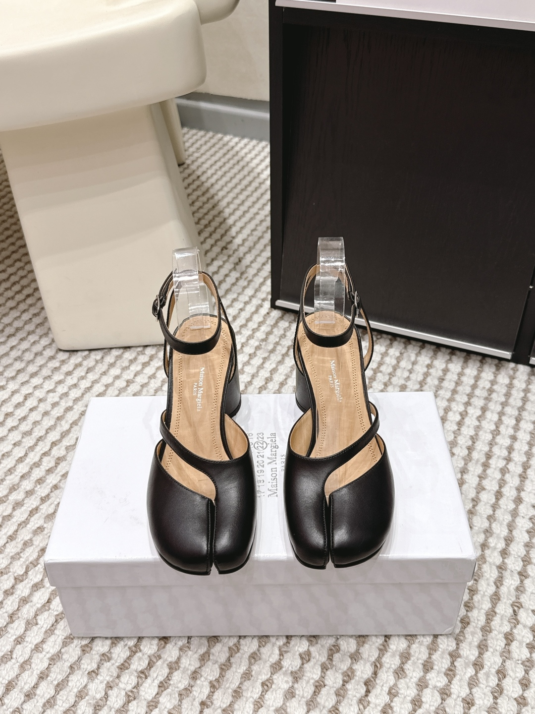 NO:749615,Purchasing agent level Maison Margiela MM6 Margiela 26ss new split-toe shoes Tabi split-toe shoes sandals original molded double-layer leather soles original set-lasted shoes are very generous and can be easily matched with various styles. The good news for short legs instantly makes the upper body longer and longer legs. The upper feet are not constrained by conventions, and you can do whatever you want~ Fried chicken on the feet is soft and comfortable. Upper cowhide, original sheepskin lining, outsole original Italian double-layer leather sole, high heel  8cm Size 35-39 (40.41 customized, non-returnable), split-toe shoes, masion margiela, masion margiela, sandals, cowhide, sheepskin19860909代购级 Maison Margiela MM6马吉拉 26ss新款 分趾鞋 Tabi分趾鞋 凉鞋 原版开模双层真皮鞋底 原版套楦鞋型很大方 搭配各种风格都 轻松驾驭 小短腿的福音 上身瞬间秒变大长腿 上脚不被常规所拘束,随心所欲做自己～上脚炒鸡柔软舒适 鞋面牛皮 内里原版羊皮 大底原版意大利双层真皮底跟 跟高 8cm Size 35-39（40.41 定制不退换）,分趾鞋,masion margiela,masion margiela,sandals,cowhide,sheepskin,Women's Shoes