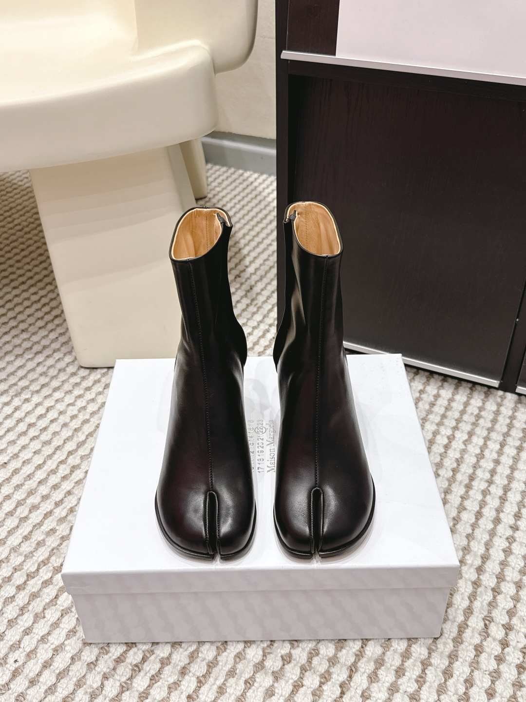 NO:749621,Purchasing agent level Maison Margiela MM6 Margiela 26ss new split-toe shoes Tabi split-toe shoes boots Original molded double-layer genuine leather soles Original set-lasted shoes are very generous and can be easily matched with various styles. The gospel of short legs instantly makes the upper body longer and longer. The upper feet are not constrained by conventions, do whatever you want~ Fried chicken on the feet is soft and comfortable. Cowhide upper, original sheepskin lining, original Italian double-layer leather sole, high heel  8cm Size 35-39 (40.41 customization is not returnable), split-toe shoes, masion margiela, masion margiela, boots, cowhide, sheepskin19860909代购级 Maison Margiela MM6马吉拉 26ss新款 分趾鞋 Tabi分趾鞋 靴子 原版开模双层真皮鞋底 原版套楦鞋型很大方 搭配各种风格都 轻松驾驭 小短腿的福音 上身瞬间秒变大长腿 上脚不被常规所拘束,随心所欲做自己～上脚炒鸡柔软舒适 鞋面牛皮 内里原版羊皮 大底原版意大利双层真皮底跟 跟高 8cm Size 35-39（40.41定制不退换）,分趾鞋,masion margiela,masion margiela,boots,cowhide,sheepskin,Women's Shoes