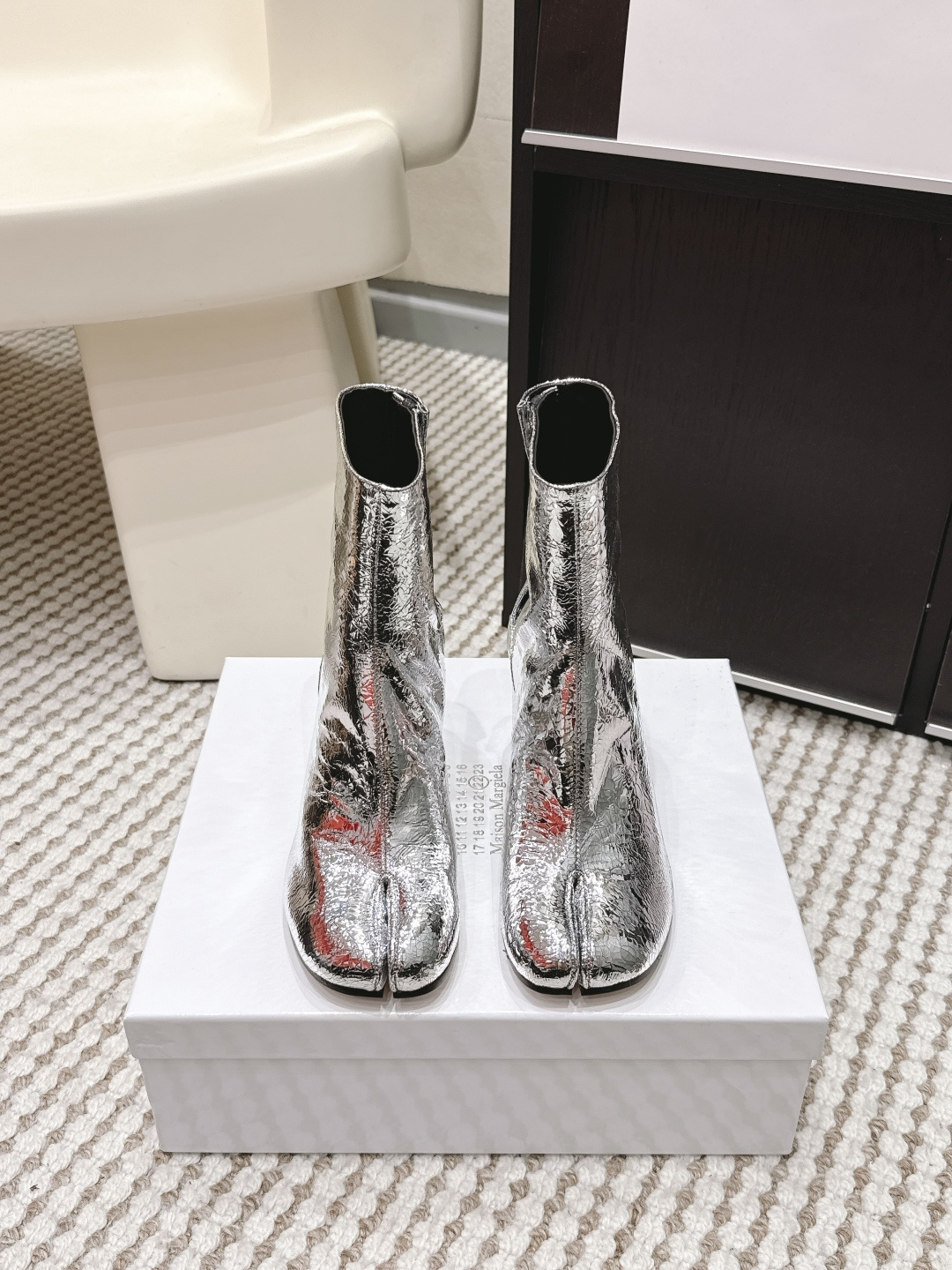 NO:749617,Purchasing agent level men's model Maison Margiela MM6 Margiela 26ss new split-toe shoes Tabi split-toe shoes boots original molded double-layer leather soles original set-lasted shoes are very generous and can be easily matched with various styles The gospel of short legs The upper body instantly becomes longer legs The upper feet are not constrained by conventions, and you can do whatever you want~ Fried chicken on the feet is soft and comfortable Upper cowhide leather lining Original sheepskin sole Original Italian double-layer leather sole  Heel height 8cm Size 35-44 (40.41 for women, 45 for men, customization is not returnable), split-toe shoes, masion margiela, masion margiela, boots, cowhide, sheepskin19860909代购级 男款 Maison Margiela MM6马吉拉 26ss新款 分趾鞋 Tabi分趾鞋 靴子 原版开模双层真皮鞋底 原版套楦鞋型很大方 搭配各种风格都 轻松驾驭 小短腿的福音 上身瞬间秒变大长腿 上脚不被常规所拘束,随心所欲做自己～上脚炒鸡柔软舒适 鞋面牛皮 内里原版羊皮 大底原版意大利双层真皮底跟 跟高 8cm Size 35-44（女40.41 男45定制不退换）,分趾鞋,masion margiela,masion margiela,boots,cowhide,sheepskin,Women's Shoes