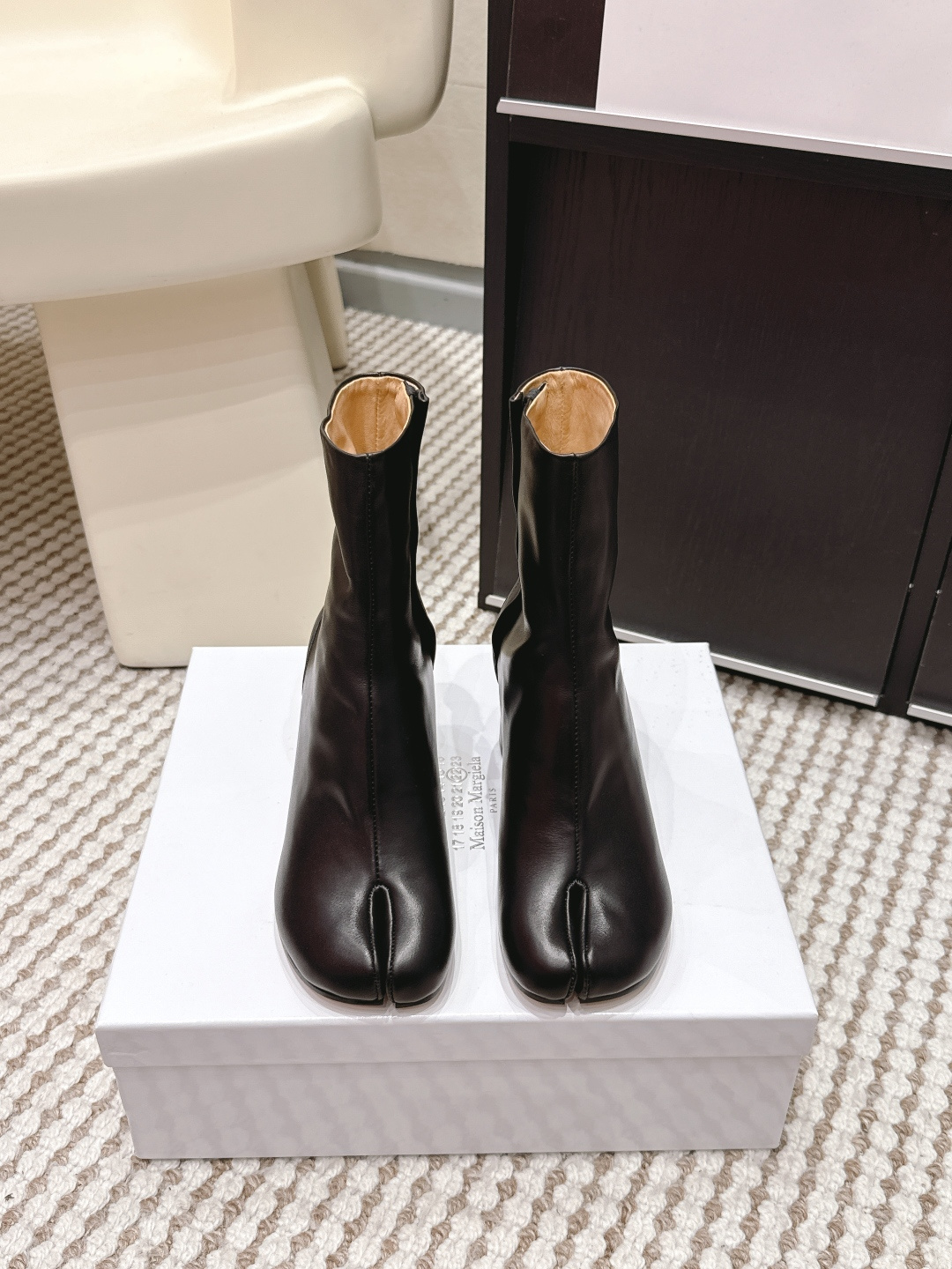 NO:749626,Purchasing agent level Maison Margiela MM6 Margiela 26ss new split-toe shoes Tabi split-toe shoes boots Original molded double-layer genuine leather soles Original set-lasted shoes are very generous and can be easily matched with various styles. The gospel of short legs instantly makes the upper body longer and longer. The upper feet are not constrained by conventions, do whatever you want~ Fried chicken on the feet is soft and comfortable. Cowhide upper, original sheepskin lining, original Italian double-layer leather sole, high heel  8cm Size 35-39 (40.41 customized, non-refundable), split-toe shoes, masion margiela, masion margiela, boots, cowhide, sheepskin19860909代购级 Maison Margiela MM6马吉拉 26ss新款 分趾鞋 Tabi分趾鞋 靴子 原版开模双层真皮鞋底 原版套楦鞋型很大方 搭配各种风格都 轻松驾驭 小短腿的福音 上身瞬间秒变大长腿 上脚不被常规所拘束,随心所欲做自己～上脚炒鸡柔软舒适 鞋面牛皮 内里原版羊皮 大底原版意大利双层真皮底跟 跟高 8cm Size 35-39（40.41 定制不退换）,分趾鞋,masion margiela,masion margiela,boots,cowhide,sheepskin,Women's Shoes