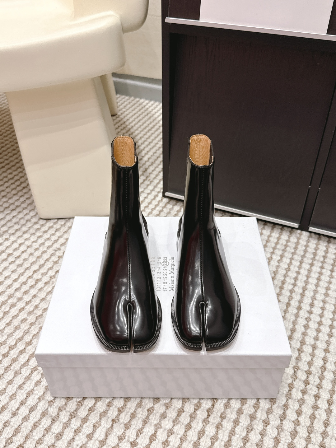 NO:749631,Purchasing agent level men's model Maison Margiela MM6 Margiela 26ss new split-toe shoes Tabi split-toe shoes boots original molded double-layer leather soles original set-lasted shoes are very generous and can be easily matched with various styles The gospel of short legs The upper body instantly becomes longer legs The upper feet are not constrained by conventions, and you can do whatever you want~ Fried chicken on the feet is soft and comfortable Upper cowhide leather lining Original sheepskin sole Original Italian double-layer leather sole  Heel height 8cm Size 35-44 (40.41 for women, 45 for men, customization is not returnable), split-toe shoes, masion margiela, masion margiela, boots, cowhide, sheepskin19860909代购级 男款 Maison Margiela MM6马吉拉 26ss新款 分趾鞋 Tabi分趾鞋 靴子 原版开模双层真皮鞋底 原版套楦鞋型很大方 搭配各种风格都 轻松驾驭 小短腿的福音 上身瞬间秒变大长腿 上脚不被常规所拘束,随心所欲做自己～上脚炒鸡柔软舒适 鞋面牛皮 内里原版羊皮 大底原版意大利双层真皮底跟 跟高 8cm Size 35-44（女40.41 男45定制不退换）,分趾鞋,masion margiela,masion margiela,boots,cowhide,sheepskin,Women's Shoes