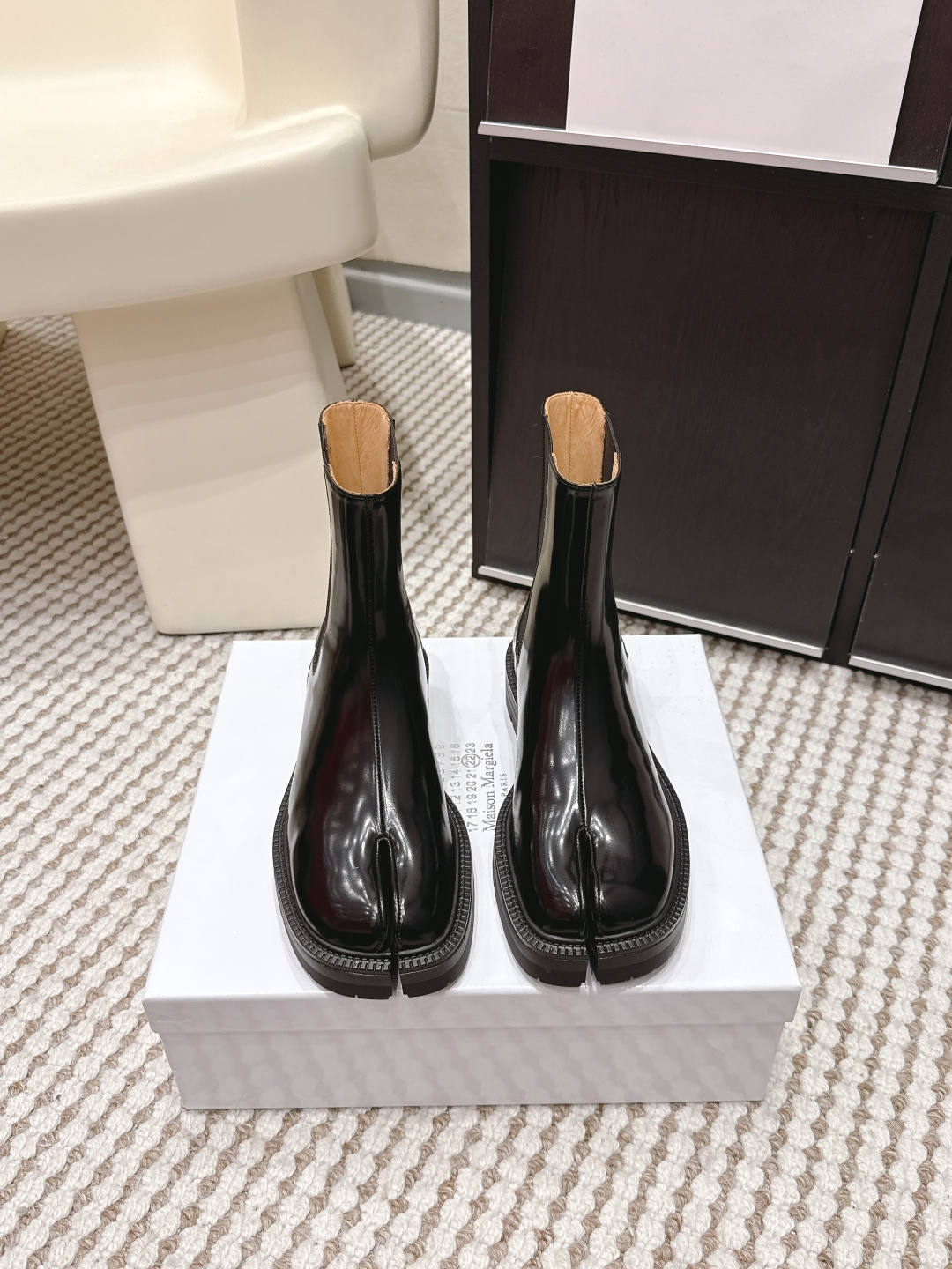 NO:749638,Purchasing agent level men's model Maison Margiela MM6 Margiela 26ss new split-toe shoes Tabi split-toe shoes boots original molded double-layer leather soles original set-lasted shoes are very generous and can be easily matched with various styles The gospel of short legs The upper body instantly becomes longer legs The upper feet are not constrained by conventions, and you can do whatever you want~ Fried chicken on the feet is soft and comfortable Upper cowhide leather lining Original sheepskin sole Original Italian double-layer leather sole  Heel height 8cm Size 35-44 (40.41 for women, 45 for men, customization is not returnable), split-toe shoes, masion margiela, masion margiela, boots, cowhide, sheepskin19860909代购级 男款 Maison Margiela MM6马吉拉 26ss新款 分趾鞋 Tabi分趾鞋 靴子 原版开模双层真皮鞋底 原版套楦鞋型很大方 搭配各种风格都 轻松驾驭 小短腿的福音 上身瞬间秒变大长腿 上脚不被常规所拘束,随心所欲做自己～上脚炒鸡柔软舒适 鞋面牛皮 内里原版羊皮 大底原版意大利双层真皮底跟 跟高 8cm Size 35-44（女40.41 男45定制不退换）,分趾鞋,masion margiela,masion margiela,boots,cowhide,sheepskin,Women's Shoes