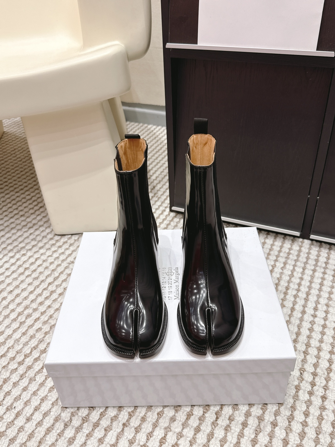 NO:749635,Purchasing agent level Maison Margiela MM6 Margiela 26ss new split-toe shoes Tabi split-toe shoes boots Original molded double-layer leather soles Original set-lasted shoes are very generous and can be easily matched with various styles The gospel of short legs The upper body becomes longer legs in an instant  35-39 (40.41 customized, non-refundable), split-toe shoes, masion margiela, masion margiela, boots, cowhide, sheepskin19860909代购级 Maison Margiela MM6马吉拉 26ss新款 分趾鞋 Tabi分趾鞋 靴子 原版开模双层真皮鞋底 原版套楦鞋型很大方 搭配各种风格都 轻松驾驭 小短腿的福音 上身瞬间秒变大长腿 上脚不被常规所拘束,随心所欲做自己～上脚炒鸡柔软舒适 鞋面牛皮 内里原版羊皮 大底原版意大利双层真皮底跟 Size 35-39（40.41 定制不退换）,分趾鞋,masion margiela,masion margiela,boots,cowhide,sheepskin,Women's Shoes