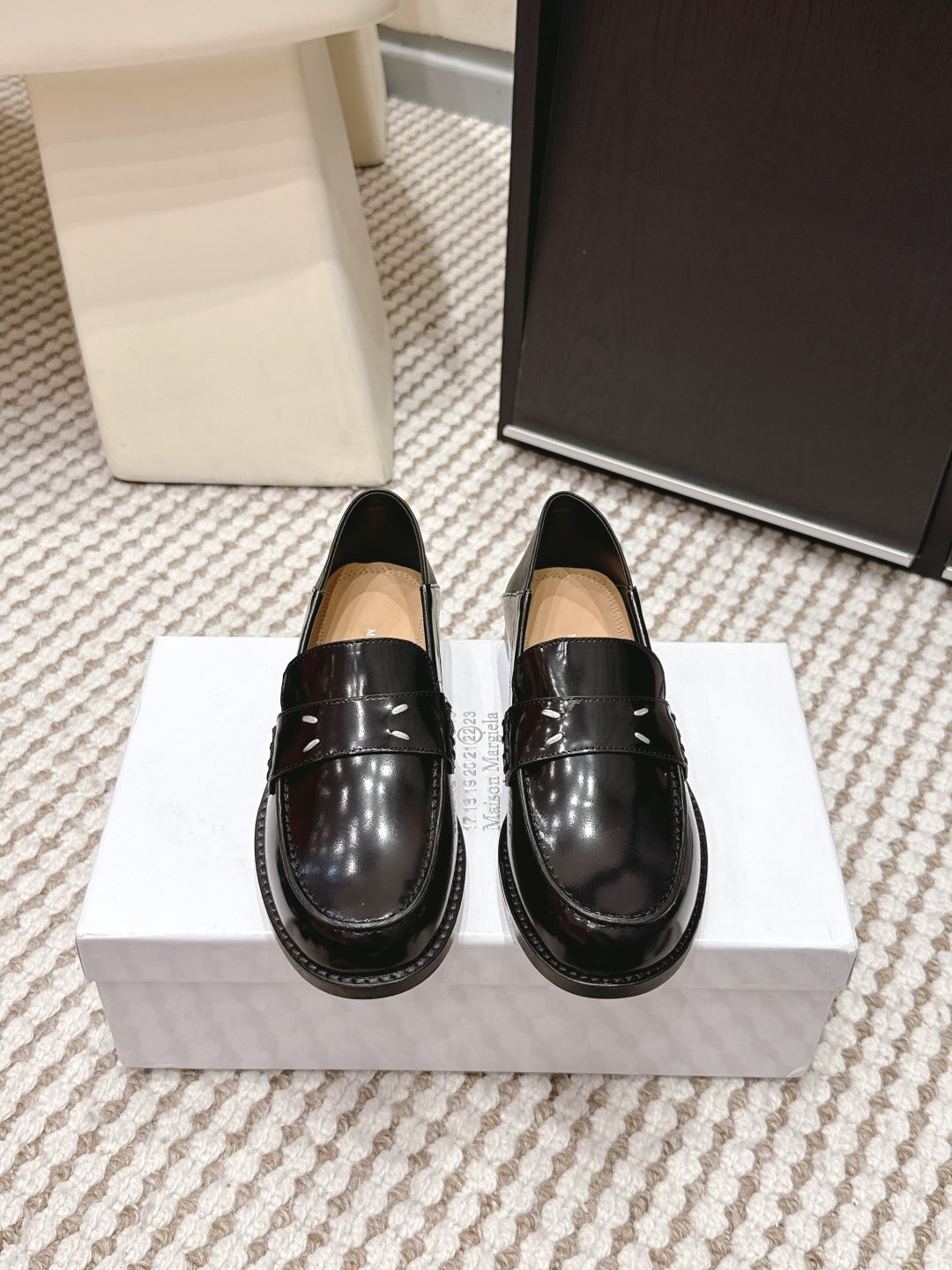 NO:749642,Purchasing agent level Maison Margiela MM6 Margiela 26ss new split-toe shoes Tabi split-toe shoes Loafers Original molded double-layer leather soles Original set-lasted shoes are very generous and can be easily matched with various styles The gospel of short legs The upper body becomes longer legs in an instant  35-39 (40.41 customized, non-returnable), split-toe shoes, masion margiela, masion margiela, loafers, cowhide, sheepskin19860909代购级 Maison Margiela MM6马吉拉 26ss新款 分趾鞋 Tabi分趾鞋 乐福鞋 原版开模双层真皮鞋底 原版套楦鞋型很大方 搭配各种风格都 轻松驾驭 小短腿的福音 上身瞬间秒变大长腿 上脚不被常规所拘束,随心所欲做自己～上脚炒鸡柔软舒适 鞋面牛皮 内里原版羊皮 大底原版意大利双层真皮底跟 Size 35-39（40.41 定制不退换）,分趾鞋,masion margiela,masion margiela,loafers,cowhide,sheepskin,Women's Shoes