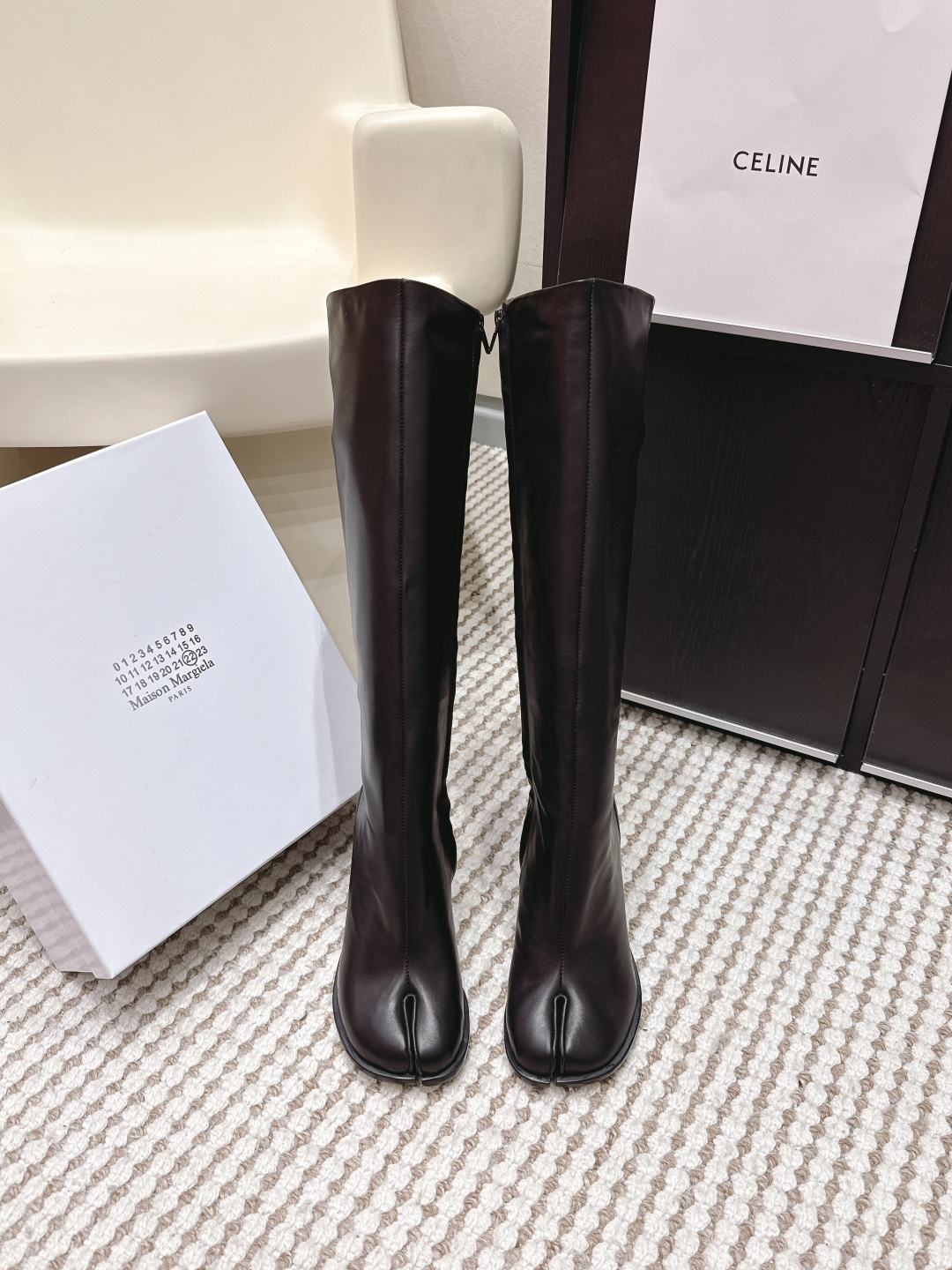 NO:749645,Purchasing agent level Maison Margiela MM6 Margiela 26ss new split-toe shoes Tabi split-toe shoes boots Original molded double-layer genuine leather soles Original set-lasted shoes are very generous and can be easily matched with various styles. The gospel of short legs instantly makes the upper body longer and longer. The upper feet are not constrained by conventions, do whatever you want~ Fried chicken on the feet is soft and comfortable. Cowhide upper, original sheepskin lining, original Italian double-layer leather sole, high heel  8cm Size 35-39 (40.41 customized, non-refundable), split-toe shoes, masion margiela, masion margiela, boots, cowhide, sheepskin19860909代购级 Maison Margiela MM6马吉拉 26ss新款 分趾鞋 Tabi分趾鞋 靴子 原版开模双层真皮鞋底 原版套楦鞋型很大方 搭配各种风格都 轻松驾驭 小短腿的福音 上身瞬间秒变大长腿 上脚不被常规所拘束,随心所欲做自己～上脚炒鸡柔软舒适 鞋面牛皮 内里原版羊皮 大底原版意大利双层真皮底跟 跟高 8cm Size 35-39（40.41 定制不退换）,分趾鞋,masion margiela,masion margiela,boots,cowhide,sheepskin,Women's Shoes