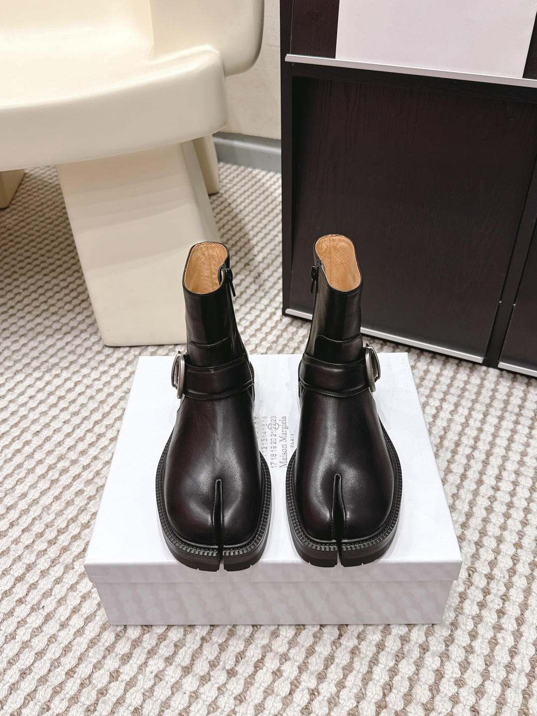 NO:749648,Purchasing agent level men's model Maison Margiela MM6 Margiela 26ss new split-toe shoes Tabi split-toe shoes boots original molded double-layer leather soles original set-lasted shoes are very generous and can be easily matched with various styles The gospel of short legs The upper body instantly becomes longer legs The upper feet are not constrained by conventions, and you can be yourself as you like ~ fried chicken on the feet is soft and comfortable upper cowhide leather lining original sheepskin outsole original Italian double-layer leather sole Heel Size  35-44 (40.41 for women, 45 for men, no return or exchange), split-toe shoes, masion margiela, masion margiela, boots, cowhide, sheepskin19860909代购级 男款 Maison Margiela MM6马吉拉 26ss新款 分趾鞋 Tabi分趾鞋 靴子 原版开模双层真皮鞋底 原版套楦鞋型很大方 搭配各种风格都 轻松驾驭 小短腿的福音 上身瞬间秒变大长腿 上脚不被常规所拘束,随心所欲做自己～上脚炒鸡柔软舒适 鞋面牛皮 内里原版羊皮 大底原版意大利双层真皮底跟 Size 35-44（女40.41 男45定制不退换）,分趾鞋,masion margiela,masion margiela,boots,cowhide,sheepskin,Women's Shoes