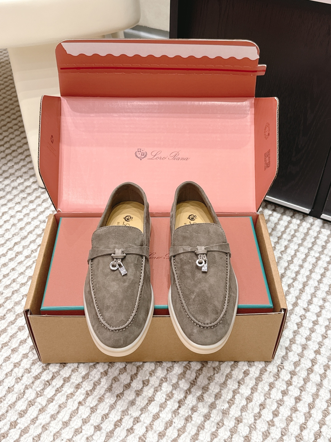 NO:749618,Purchasing agent level Loro Piana Summer Walk 2026 spring and summer new flat loafers Loro Piana Summer Walk loafers are made of lambskin imported from Italy, soft and delicate, unlined design is super comfortable, suitable for long-term wear, environmentally friendly rubber soles, light and wear-resistant, OK for commuting or walking for a long time!  Tassel metal lock + Morandisha pink, low-key and elegant, versatile skirt and trousers, easy to create an 'old money style' outfit. It is also friendly to wide feet or flat feet. It is very popular in the fashion circle, comfortable and fashionable. I really recommend it!  Size 35-39 (40.41 custom-made, non-refundable), loafers, loro piana, loafers, skirts, sheepskin19860909代购级 Loro Piana Summer Walk2026春夏新款 平底 乐福鞋 Loro Piana Summer Walk乐福鞋,采用意大利进口小羊皮,柔软细腻,无衬里设计超舒适,适合长时间穿着 环保橡胶鞋底,轻便耐磨,通勤或长时间行走都OK！流苏金属锁扣+莫兰迪沙粉色,低调优雅,百搭裙装裤装,轻松打造“老钱风”穿搭 宽脚或扁平足也友好,时尚圈超火,舒适又时髦,真的很推荐！ Size 35-39（40.41订做不退换）,乐福鞋,loro piana,loafers,skirts,sheepskin,Women's Shoes