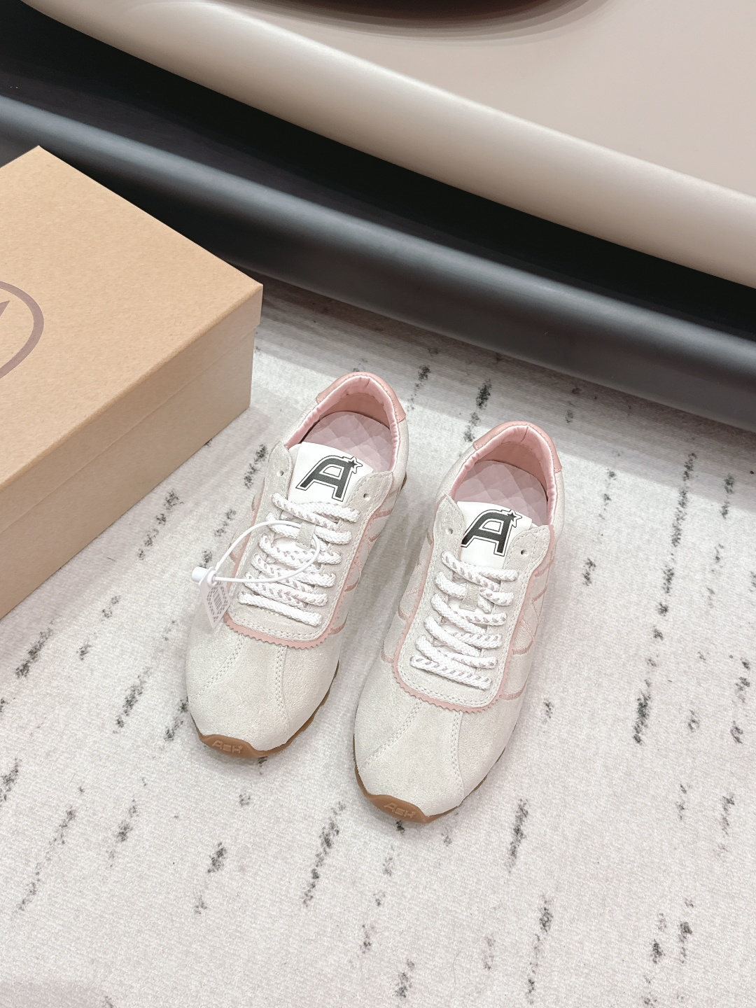 NO:748909,: 'Exclusive top version' ASH Ai Xi niche ~ 2026 vs early spring internet celebrity popular casual series... [Round toe color matching casual shoes] Original purchase, development and production ASH has a unique American retro style, with a solid leather shoe body and a versatile appearance with a retro atmosphere, paired with the brand's classic American flag logo. It has been loved by many fashion celebrities. BLACKPINKRose is often worn in private outfits. ASH Ai Xi shoes are neat and stylish...  Fabric: original custom cowhide/cow leather, lining original custom sheepskin, foot pads, original custom sheepskin, outsole, original molded TPU foam combination bottom, packaging, original full set of packaging, code number 35-39 (40. Customized, non-refundable), color: official website updated simultaneously, casual shoes/sports shoes, sneakers, cowhide, sheepskin19860909: 《独家顶级版本》  ASH艾熙小众～2026vs早春网红爆款休闲系列…【圆头拼色休闲鞋】  原版购入开发 做货 ASH富有独特美式复古风格,以扎实的皮革鞋身与复古氛围的百搭外型,配搭品牌经典的美国国旗标志,获得许多时尚名人的喜爱,BLACKPINKRose 更经常于私下穿搭中穿戴 ASH艾熙鞋款,俐落有型… 面料原版定制牛皮/牛猄 内里原版定制羊皮 垫脚原版定制羊皮 大底原版开模TPU发泡组合底 包装原版全套包装 码数35-39（40.定制不退换） 颜色:官网同步更新,休闲鞋/运动鞋,sneakers,cowhide,sheepskin,Women's Shoes