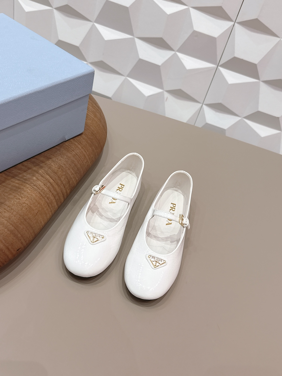 NO:748887,Guanhuo 'Paired with Airplanes' PRAD*A~2026 vs early spring popular loafers... Liu Wen has been worn by many Internet celebrities. Prada's round-toe flat loafers are very popular this year. They can be worn (increased) and casual, and the refreshing performance is enough to express the control of every detail of the shoes... The fabric is original custom patent leather. The lining is original custom sheepskin. The foot pad is original custom sheepskin. The outsole is original molded sole.  Heel height 0.8cm (flat bottom) Original full set of packaging Code number 35-39 (40. Customization is non-returnable) Colors are officially updated simultaneously, single shoes, prada, loafers, sheepskin19860909莞货《配飞机》 PRAD*A~2026vs早春爆款乐福单鞋… 刘雯众多网红上脚,prada这款圆头平底乐福单鞋,鞋今年非常爆,穿上（增高）休闲两不失误,清爽的表现足以表达对鞋子的个个细节的把控…… 面料原版定制漆皮 内里原版定制羊皮 垫脚原版定制羊皮 大底原版开模成型底 跟高0.8cm（平底） 包装原版全套包装 码数35-39（40.定制不退换） 颜色官方同步更新,单鞋,prada,loafers,sheepskin,Women's Shoes