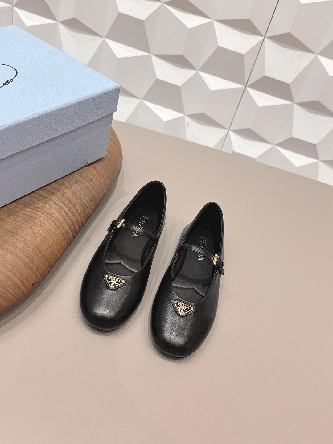 NO:748893,Guanhuo 'Paired with Airplanes' PRAD*A~2026 vs early spring popular loafers... Liu Wen has been worn by many Internet celebrities. Prada's round-toe flat loafers are very popular this year. They can be worn (increased) for casual wear, and the refreshing performance is enough to express the control of every detail of the shoes... The fabric is original custom sheepskin. The lining is original custom sheepskin. The foot pad is original custom sheepskin. The outsole is original molded sole.  Heel height 0.8cm (flat bottom) Original full set of packaging Code number 35-39 (40. Customization is non-returnable) Colors are officially updated simultaneously, single shoes, prada, loafers, sheepskin19860909莞货《配飞机》 PRAD*A~2026vs早春爆款乐福单鞋… 刘雯众多网红上脚,prada这款圆头平底乐福单鞋,鞋今年非常爆,穿上（增高）休闲两不失误,清爽的表现足以表达对鞋子的个个细节的把控…… 面料原版定制羊皮 内里原版定制羊皮 垫脚原版定制羊皮 大底原版开模成型底 跟高0.8cm（平底） 包装原版全套包装 码数35-39（40.定制不退换） 颜色官方同步更新,单鞋,prada,loafers,sheepskin,Women's Shoes