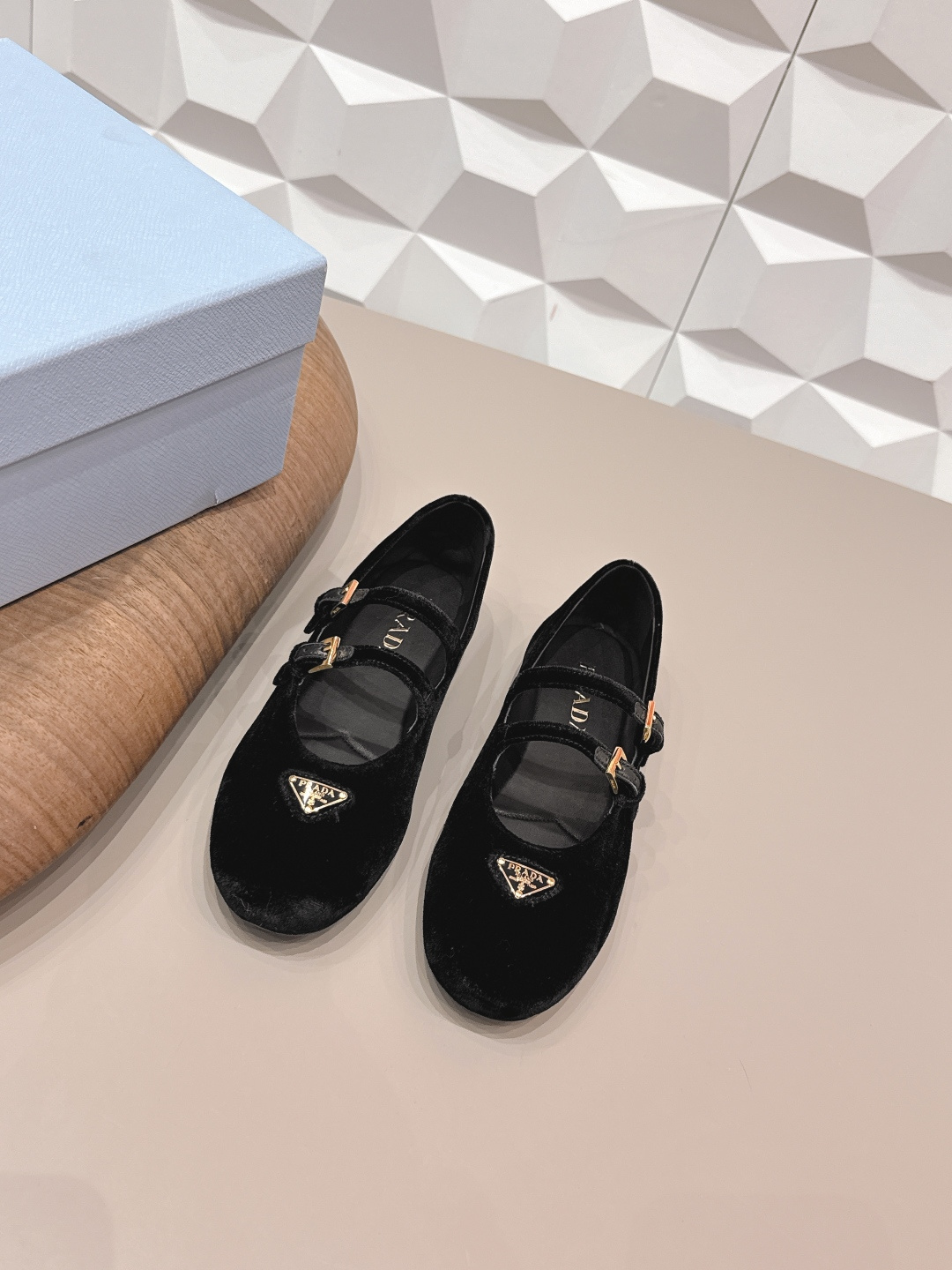 NO:748898,Guanhuo 'Paired with Airplanes' PRAD*A~2026 vs early spring popular loafers... Liu Wen has been worn by many Internet celebrities. Prada's round-toe flat loafers are very popular this year. They can be worn (increased) for casual wear, and the refreshing performance is enough to express the control of every detail of the shoes... The fabric is original custom cashmere, the lining is original custom sheepskin, the foot pad is original custom sheepskin, the outsole is original molded sole  Heel height 0.8cm (flat bottom) Original full set of packaging Code number 35-39 (40. Customization is non-returnable) Colors are officially updated simultaneously, single shoes, prada, loafers, sheepskin19860909莞货《配飞机》 PRAD*A~2026vs早春爆款乐福单鞋… 刘雯众多网红上脚,prada这款圆头平底乐福单鞋,鞋今年非常爆,穿上（增高）休闲两不失误,清爽的表现足以表达对鞋子的个个细节的把控…… 面料原版定制羊绒 内里原版定制羊皮 垫脚原版定制羊皮 大底原版开模成型底 跟高0.8cm（平底） 包装原版全套包装 码数35-39（40.定制不退换） 颜色官方同步更新,单鞋,prada,loafers,sheepskin,Women's Shoes