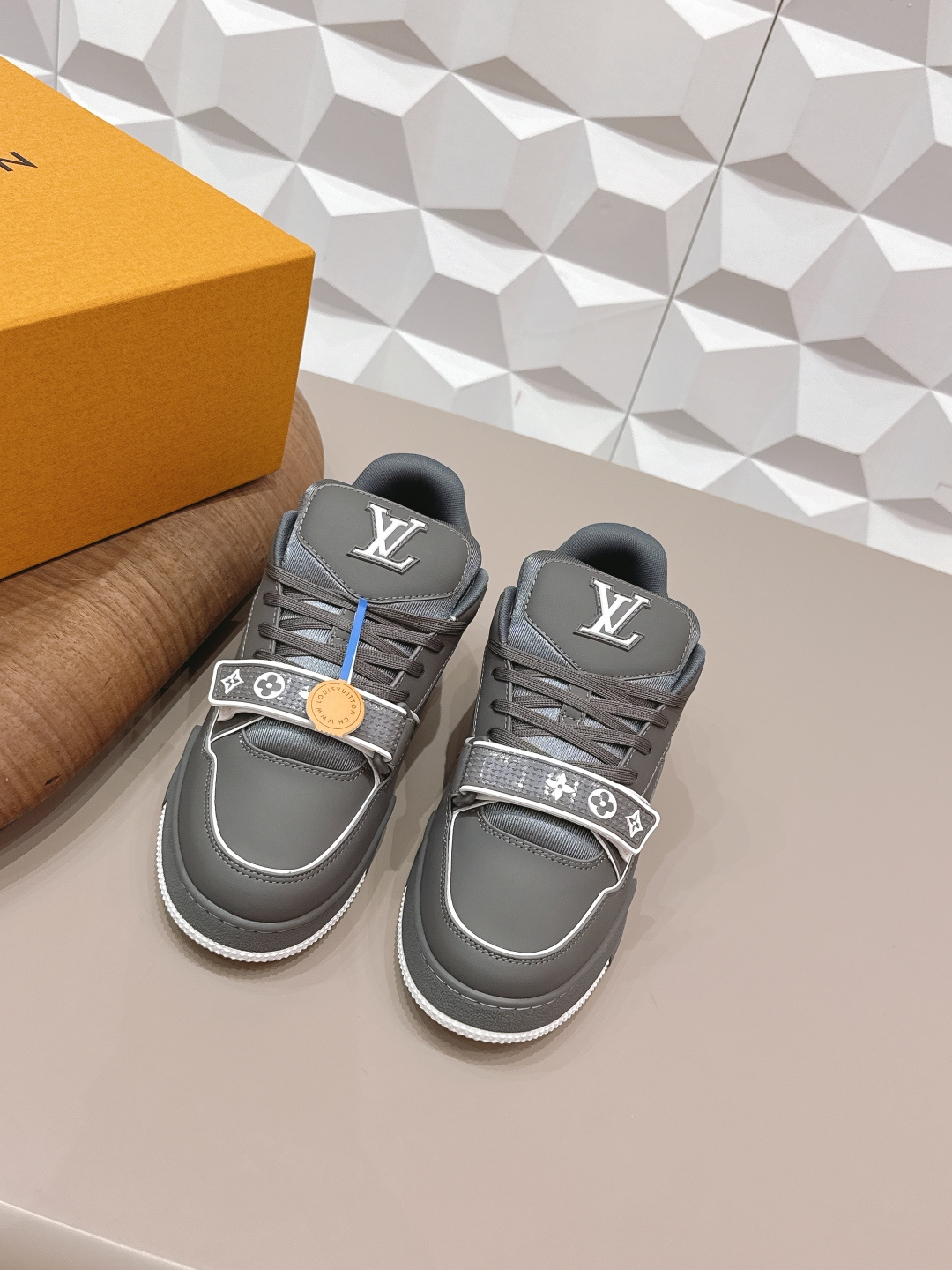 NO:748889,'Top Exclusive First Release' for Couples [Couple Color Matching Casual Shoes] LV 26 early spring new color debut is really a new style, sisters, it looks so good on your feet. Purchase the original version at the counter and develop it one to one. All details, materials, quality, are the same as those at the counter, and you will get the latest luxury packaging... Fabric: Original customized cowhide electric embroidery process. Lining: Original customized breathable mesh. Foot: Original customized fabric injection molding. Outsole: Original open-molded TPU molded sole.  Packaging: Original upgraded full set of packaging Number of yards: 35-44 (45.46 customization is not returnable) Color: Official website updated simultaneously, casual shoes/sports shoes, louis vuitton, sneakers, cowhide19860909情侣《顶级独家首发》【情侣拼色休闲鞋】 LV 26早春新色首发真的又是新一款王炸新款,姐妹们,上脚太好看啦专柜购买原版一比一开发,所有细节,材料,品质,跟专柜无区别,再送豪华最新大包装…… 面料:原版定制牛皮电绣工艺 内里:原版定制透气网布 垫脚:原版定制布料注塑成型 大底:原版开模TPU成型底 包装:原版升级全套包装 码数:35-44（45.46定制不退换） 颜色:官网同步更新,休闲鞋/运动鞋,louis vuitton,sneakers,cowhide,Women's Shoes