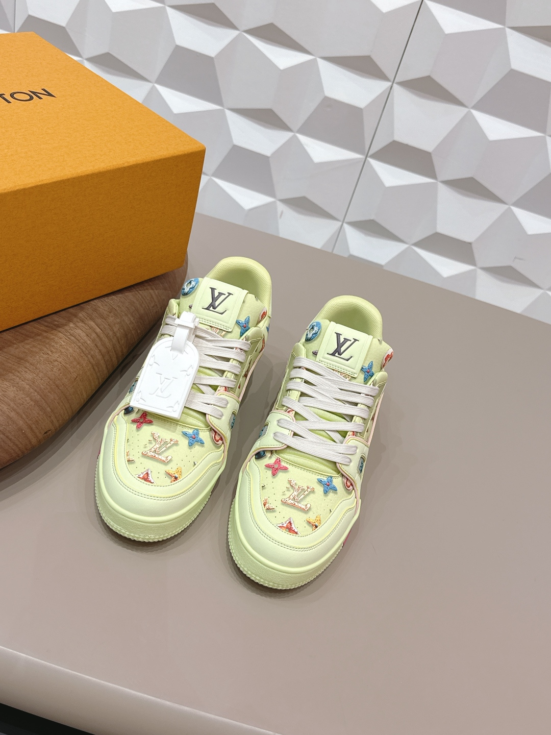 NO:748894,Couple's 'Top Exclusive First Release' [Couple's Color Matching Casual Shoes] LV 26's early spring new color debut is really a new style. Sisters, it looks so good on your feet. Purchase the original version at the counter and develop it one to one. All details, materials, and quality are the same as those at the counter, and you will get the latest luxurious packaging... Fabric: Original custom cowhide buckle craftsmanship. Lining: Original custom breathable mesh. Foot: Original custom fabric injection molding. Outsole: Original open-molded TPU molded bottom.  Packaging: Original upgraded full set of packaging Number of yards: 35-44 (45.46 customization is not returnable) Color: Official website updated simultaneously, casual shoes/sports shoes, louis vuitton, sneakers, cowhide19860909情侣《顶级独家首发》【情侣拼色休闲鞋】 LV 26早春新色首发真的又是新一款王炸新款,姐妹们,上脚太好看啦专柜购买原版一比一开发,所有细节,材料,品质,跟专柜无区别,再送豪华最新大包装…… 面料:原版定制牛皮花扣工艺 内里:原版定制透气网布 垫脚:原版定制布料注塑成型 大底:原版开模TPU成型底 包装:原版升级全套包装 码数:35-44（45.46定制不退换） 颜色:官网同步更新,休闲鞋/运动鞋,louis vuitton,sneakers,cowhide,Women's Shoes