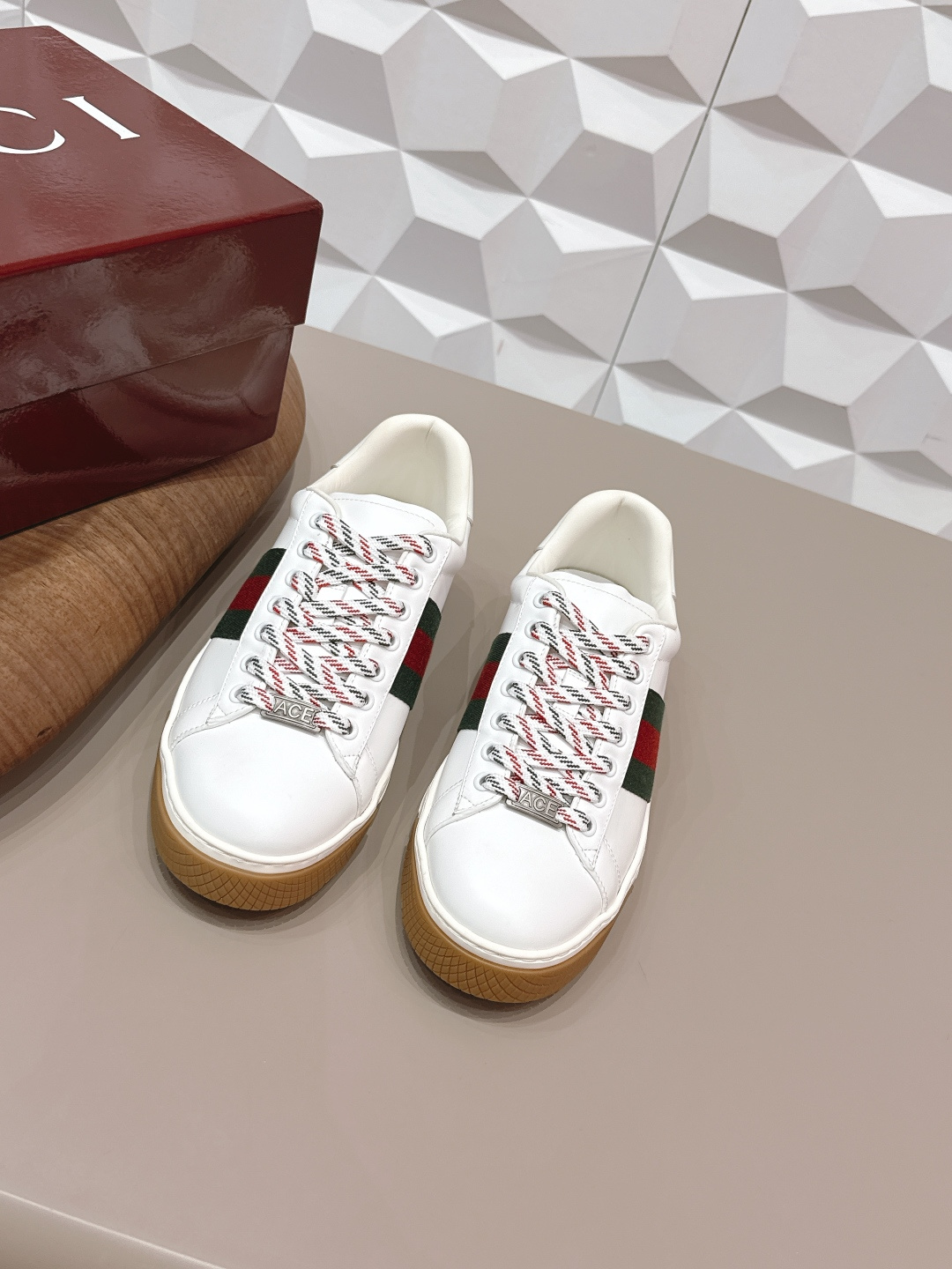 NO:748899,: Men's 'Exclusive top version' [Men's color-blocked thick-soled casual shoes] G family Gucci's latest mesh color-blocked casual shoes, GG Gucci series casual Loft casual catwalk style ZP developed pure original version... Metal double G crystal cylindrical logo... Gucc original pattern webbing... Upper color rubbed cowhide frosted splicing through breathable mesh technology... Fabric: Original custom cowhide color matching process Lining: Original custom sheepskin Foot: Original sheepskin injection molding Outsole: Original open molding bottom  Packaging: Original full set of packaging Number of yards: 39-44 (38.45.46. Customization is not returnable) Color: Official website updated simultaneously, casual shoes/sports shoes, gucci, gucci, gucci, loafers, sneakers, cowhide, sheepskin19860909: 男款《独家顶级版本》【男士拼色厚底休闲鞋】 G家古驰最新网面拼色休闲鞋,GG古奇系列休闲乐福休闲走秀款 ZP开发纯原版本……金属双G水晶圆柱形标……Gucc原版纹织带……鞋面擦色牛皮磨砂拼接经透气网布工艺…… 面料:原版定制牛皮拼色工艺 内里:原版定制羊皮 垫脚:原版羊皮注塑成型 大底:原版开模成型底 包装:原版全套包装 码数:39-44（38.45.46.定制不退换） 颜色:官网同步更新,休闲鞋/运动鞋,gucci,gucci,gucci,loafers,sneakers,cowhide,sheepskin,Women's Shoes