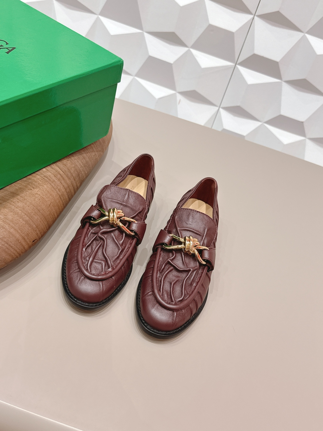 NO:748847,'Exclusive top version' BOTTEG*A VENET*A26 vs the latest popular Loaf shoes series in early spring... [Round-toe pleated Loaf shoes] Frozen fruit lovers are in luck, there are many famous stars on Xiaohongjushu.com!  Super sexy on your feet!  So beautiful!  The upper of this shoe is super high-end!  High-end clothing fairy and girl, simple, fashionable and with a sense of design. Especially high, there is a non-slip rubber pad at the bottom of the heel so you will not get tired after walking all day. It is practical and textured, especially suitable for office workers. It is soft and soft for water play, comfortable and leisurely... Fabric: Original customized calfskin/pleat crafts Lining: Original customized sheepskin Foot: Original customized sheepskin Outsole: Original customized leather combination sole Heel height: 2.5cm Packaging: Original full set of packaging  Size: 35-39 (40.41.42.43. Customization is non-refundable) Color: Official website updated simultaneously, loafers, bottega veneta, loafers, cowhide, sheepskin19860909《独家顶级版本》  BOTTEG*A VENET*A26vs早春最新爆款乐福单鞋系列……【圆头褶皱乐福单鞋】  冻果控们有啦福,小红巨书网多红星明上身！脚上超性感！真太的了美！这款的鞋面超有高级感！高级穿着仙又女 简约时髦又有设计感 特别高是鞋跟底有部防滑胶垫走一天也不会累,用实有又质感,别特适合上一班族,软柔水玩,舒休适闲…… 面料: 原版定制小牛皮/褶皱工艺 内里: 原版定制羊皮 垫脚: 原版定制羊皮 大底: 原版定制真皮组合底 跟高: 2.5cm 包装: 原版全套包装 码数: 35-39（40.41.42.43.定制不退换） 颜色:官网同步更新,乐福鞋,bottega veneta,loafers,cowhide,sheepskin,Women's Shoes