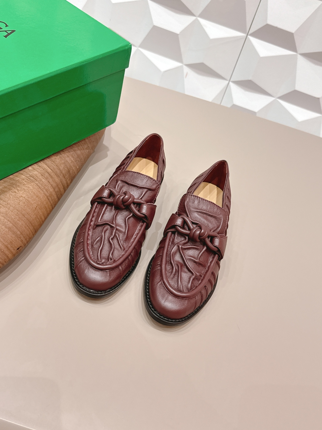 NO:748859,'Exclusive top version' BOTTEG*A VENET*A26 vs the latest popular Loaf shoes series in early spring... [Round-toe pleated Loaf shoes] Frozen fruit lovers are in luck, there are many famous stars on Xiaohongjushu.com!  Super sexy on your feet!  So beautiful!  The upper of this shoe is super high-end!  High-end clothing fairy and girl, simple, fashionable and with a sense of design. Especially high, there is a non-slip rubber pad at the bottom of the heel so you won't get tired after walking all day. It is practical and textured, especially suitable for office workers. It is soft and soft for water play, comfortable and leisurely... Fabric: Original custom cowhide/pleat crafts Lining: Original custom sheepskin Foot: Original custom sheepskin Outsole: Original custom leather combination sole Heel height: 2.5cm Packaging: Original full set of packaging Code number:  35-39 (40.41.42.43. Customization is non-refundable) Color: Official website updated simultaneously, loafers, bottega veneta, loafers, cowhide, sheepskin19860909《独家顶级版本》  BOTTEG*A VENET*A26vs早春最新爆款乐福单鞋系列……【圆头褶皱乐福单鞋】  冻果控们有啦福,小红巨书网多红星明上身！脚上超性感！真太的了美！这款的鞋面超有高级感！高级穿着仙又女 简约时髦又有设计感 特别高是鞋跟底有部防滑胶垫走一天也不会累,用实有又质感,别特适合上一班族,软柔水玩,舒休适闲…… 面料: 原版定制牛皮/褶皱工艺 内里: 原版定制羊皮 垫脚: 原版定制羊皮 大底: 原版定制真皮组合底 跟高: 2.5cm 包装: 原版全套包装 码数: 35-39（40.41.42.43.定制不退换） 颜色:官网同步更新,乐福鞋,bottega veneta,loafers,cowhide,sheepskin,Women's Shoes