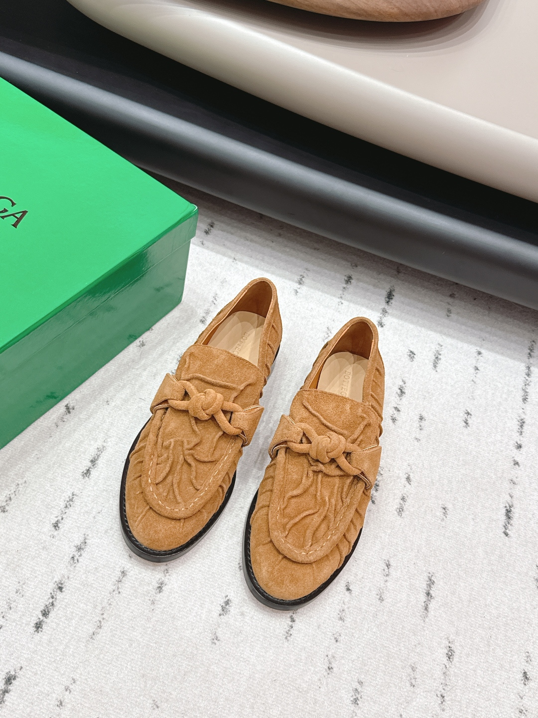 NO:748865,'Exclusive top version' BOTTEG*A VENET*A26 vs the latest popular Loaf shoes series in early spring... [Round-toe pleated Loaf shoes] Frozen fruit lovers are in luck, there are many famous stars on Xiaohongjushu.com!  Super sexy on your feet!  So beautiful!  The upper of this shoe is super high-end!  High-end clothing fairy and girl, simple, fashionable and with a sense of design. Especially high, there is a non-slip rubber pad at the bottom of the heel so you will not be tired after walking all day. It is practical and textured, especially suitable for office workers. It is soft and soft for water play, comfortable and leisure... Fabric: Original customized cowhide/pleat crafts Lining: Original customized sheepskin Feet: Original customized sheepskin Outsole: Original customized leather combination sole Heel height: 2.5cm Packaging: Original full set of packaging  Size: 35-39 (40.41.42.43. Customization is non-refundable) Color: Official website updates simultaneously, loafers, bottega veneta, loafers, sheepskin19860909《独家顶级版本》  BOTTEG*A VENET*A26vs早春最新爆款乐福单鞋系列……【圆头褶皱乐福单鞋】  冻果控们有啦福,小红巨书网多红星明上身！脚上超性感！真太的了美！这款的鞋面超有高级感！高级穿着仙又女 简约时髦又有设计感 特别高是鞋跟底有部防滑胶垫走一天也不会累,用实有又质感,别特适合上一班族,软柔水玩,舒休适闲…… 面料: 原版定制牛猄/褶皱工艺 内里: 原版定制羊皮 垫脚: 原版定制羊皮 大底: 原版定制真皮组合底 跟高: 2.5cm 包装: 原版全套包装 码数: 35-39（40.41.42.43.定制不退换） 颜色:官网同步更新,乐福鞋,bottega veneta,loafers,sheepskin,Women's Shoes